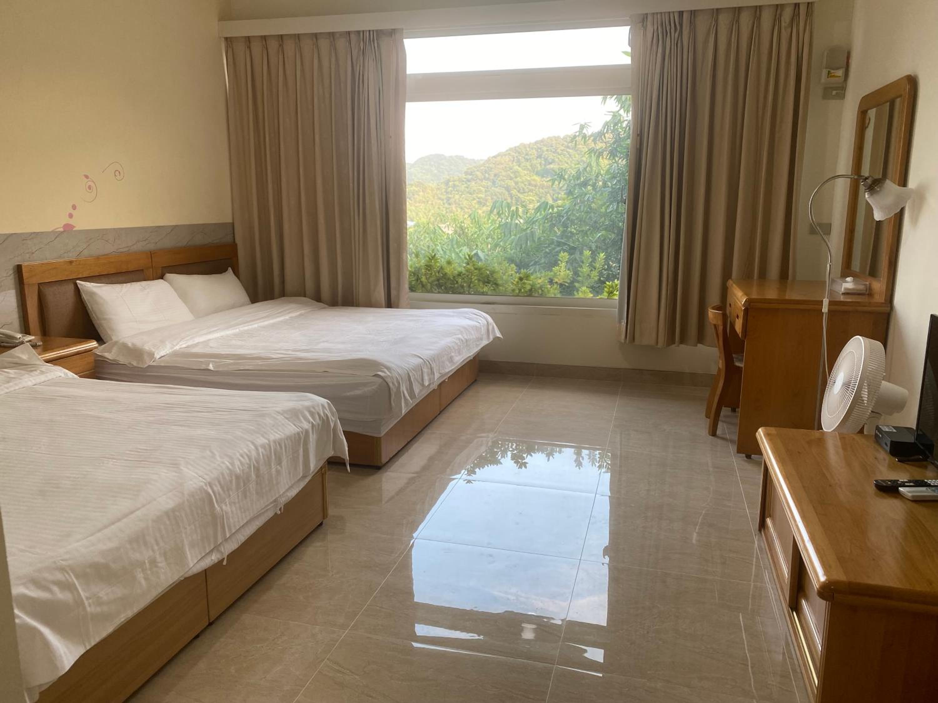 Quadruple Room with Mountain View photo 2
