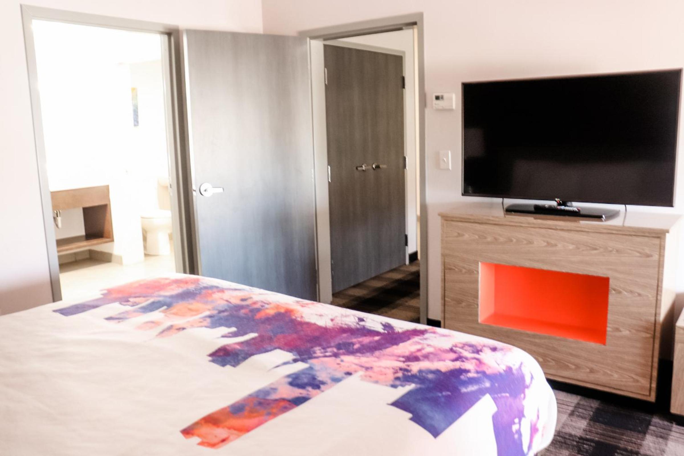 One-Bedroom King Suite - Mobility Access/Non-Smoking  photo 1