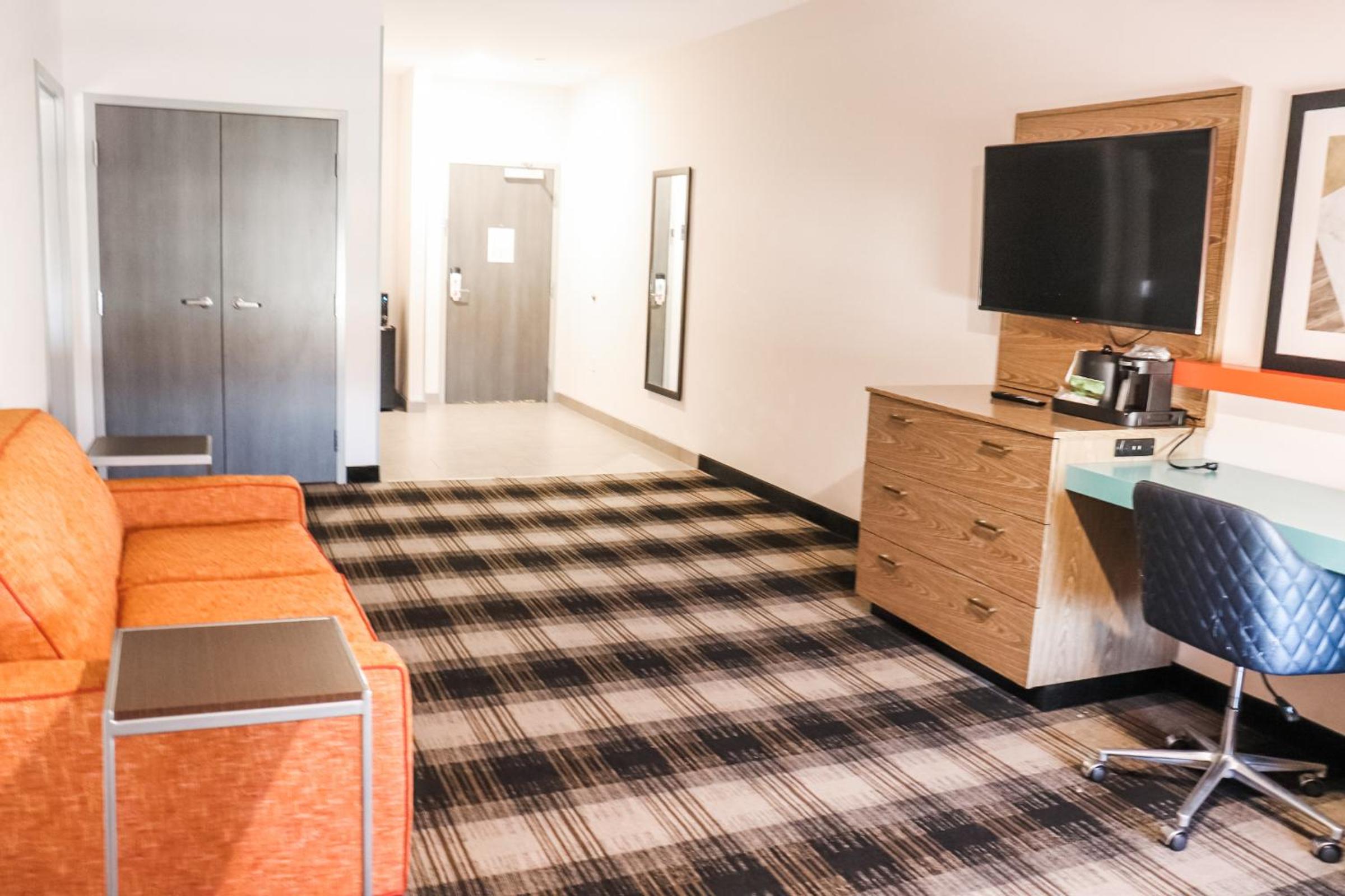 One-Bedroom King Suite - Non-Smoking photo 2