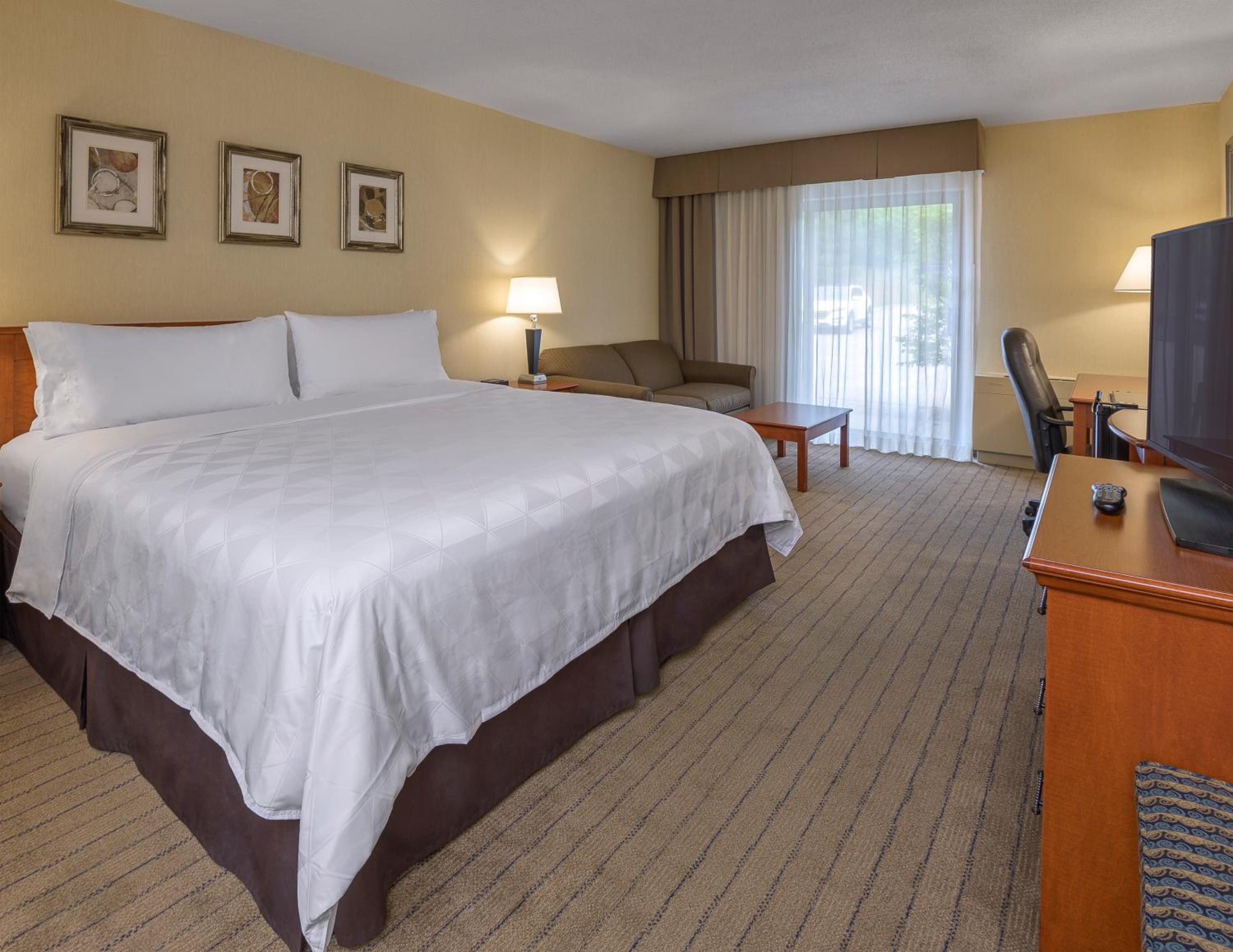 Standard King Room with Balcony - Non Smoking - Photo 1