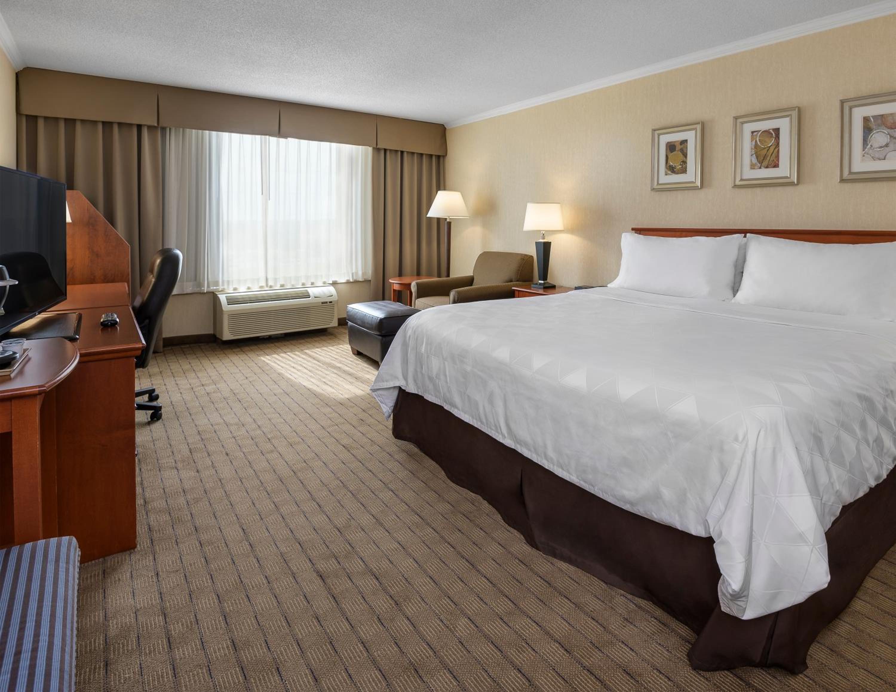 Standard King Room with Balcony - Non Smoking - Photo 3