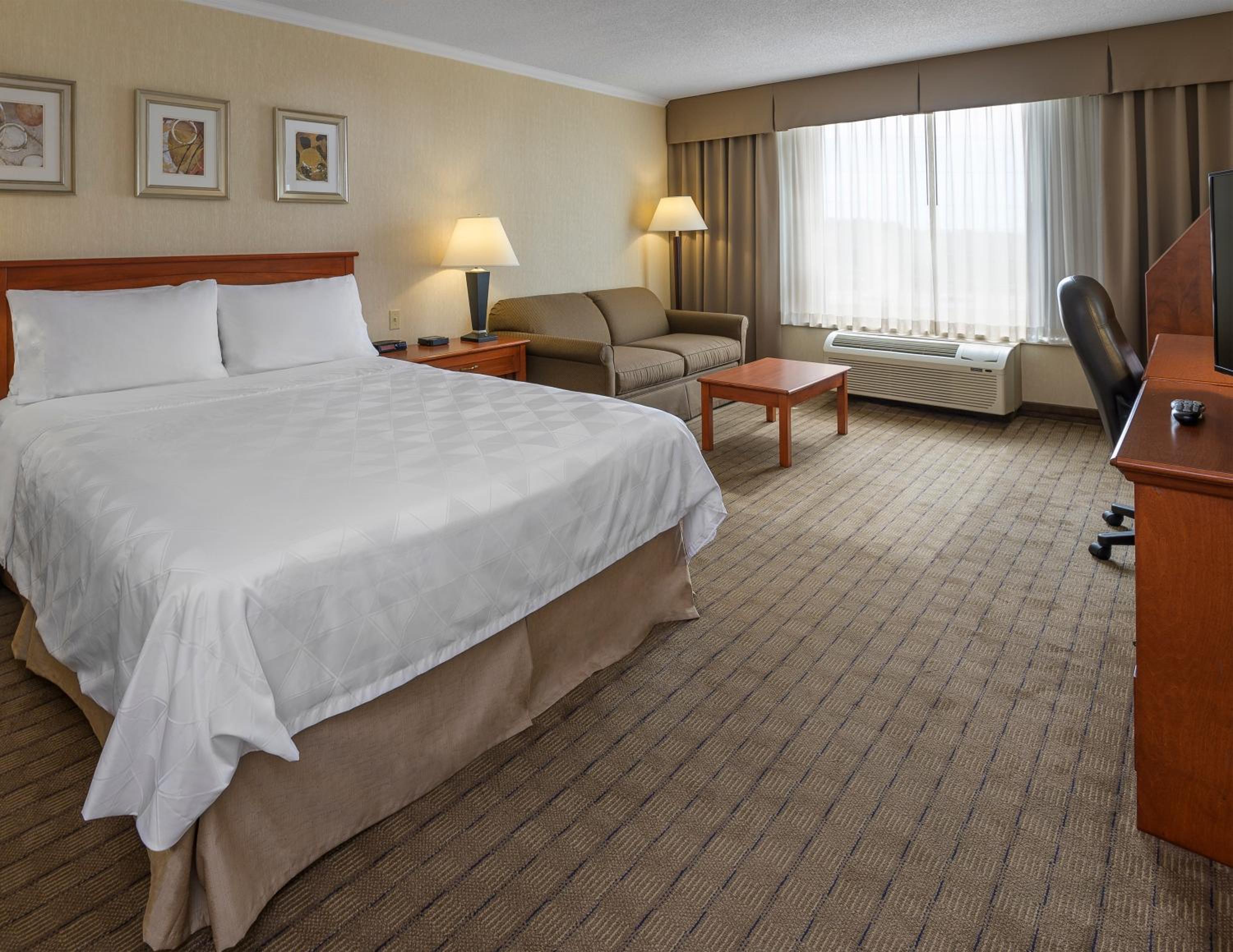 Standard King Room with Balcony - Non Smoking - Photo 2
