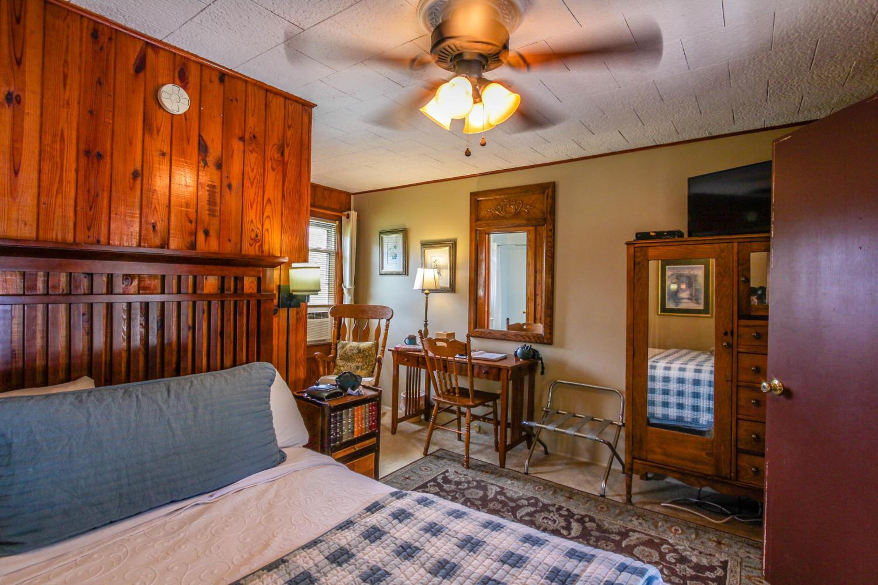 Standard Queen Room - Photo 8