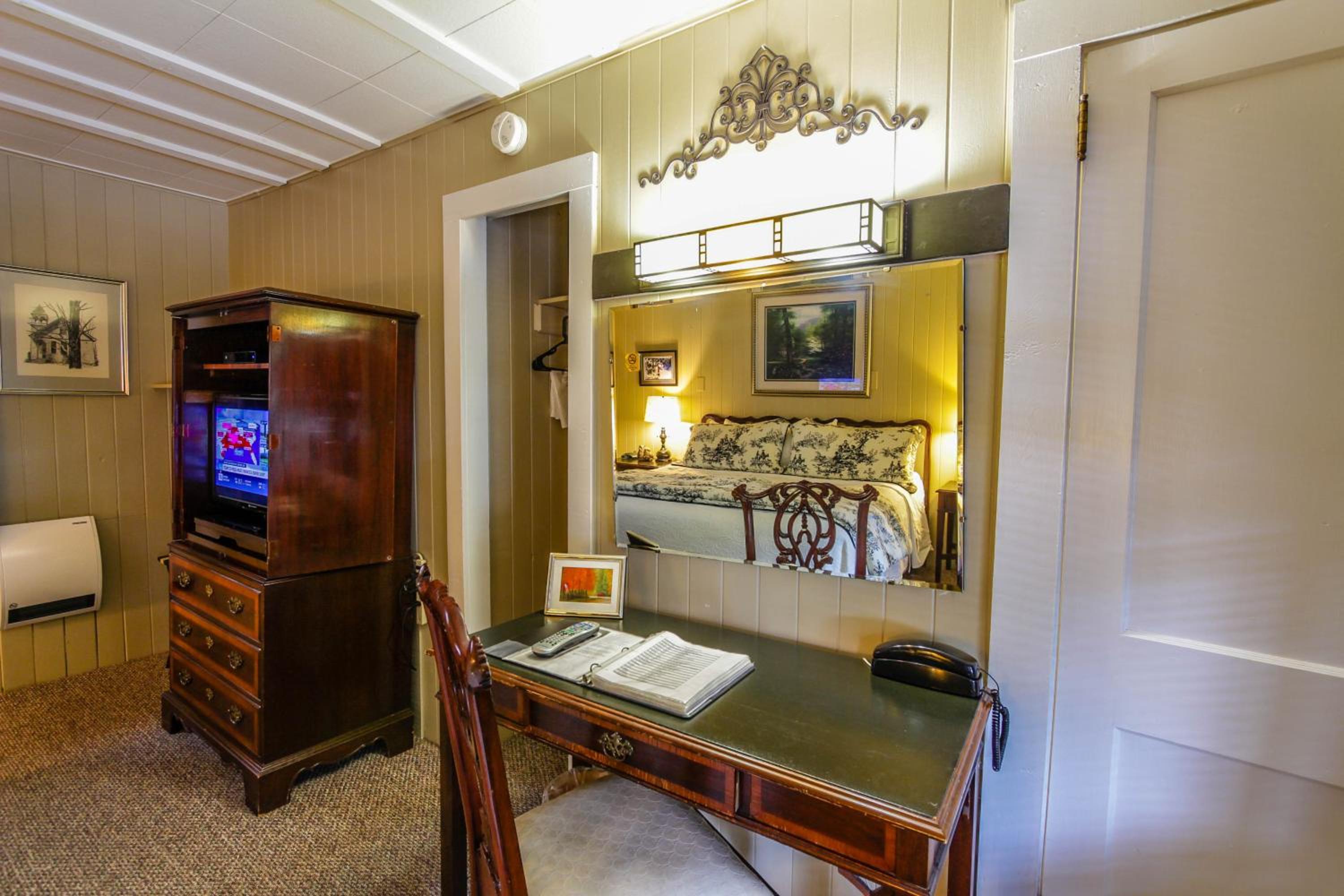 Standard King Room - Photo 6