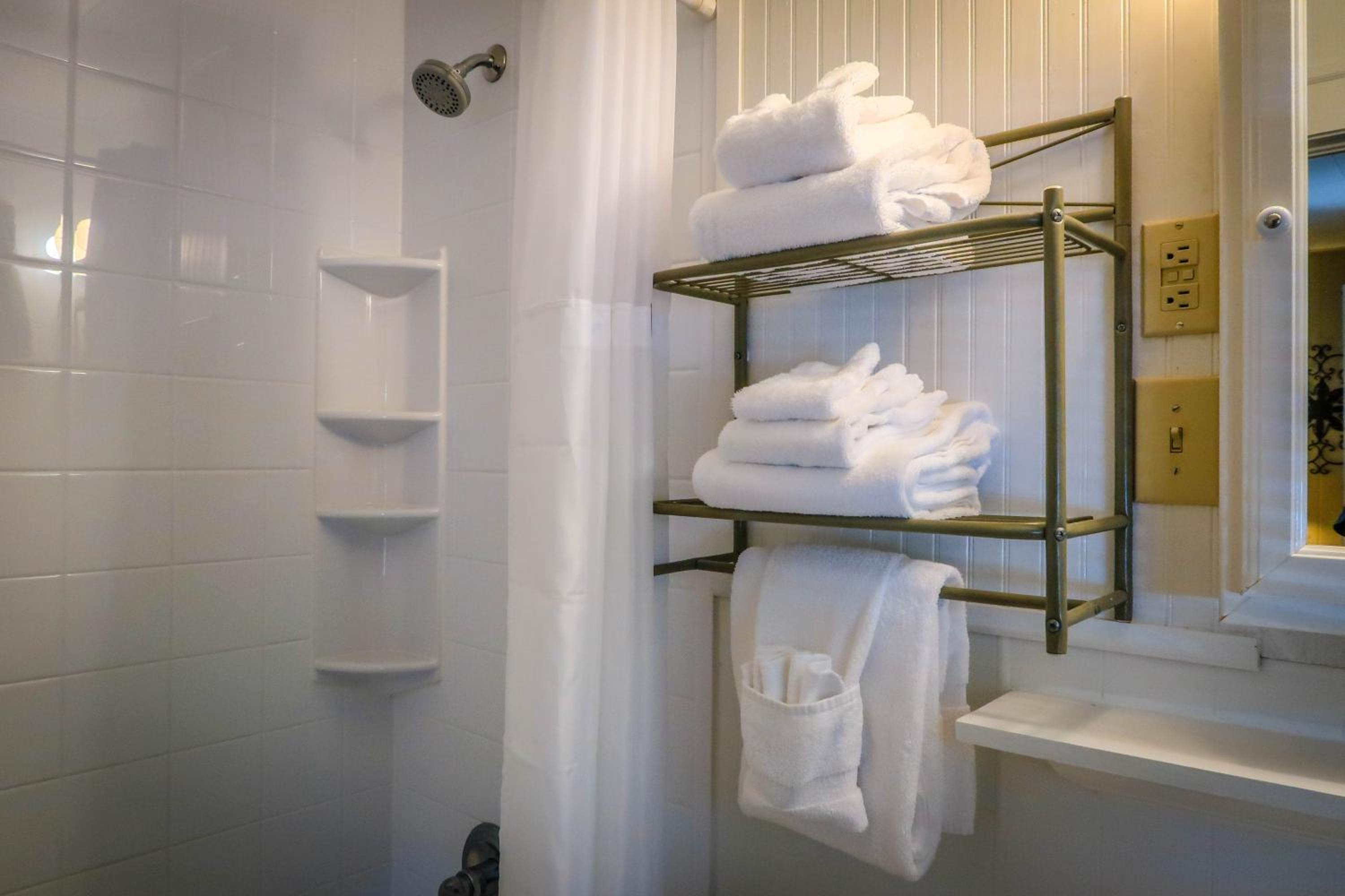 Standard King Room - Photo 7
