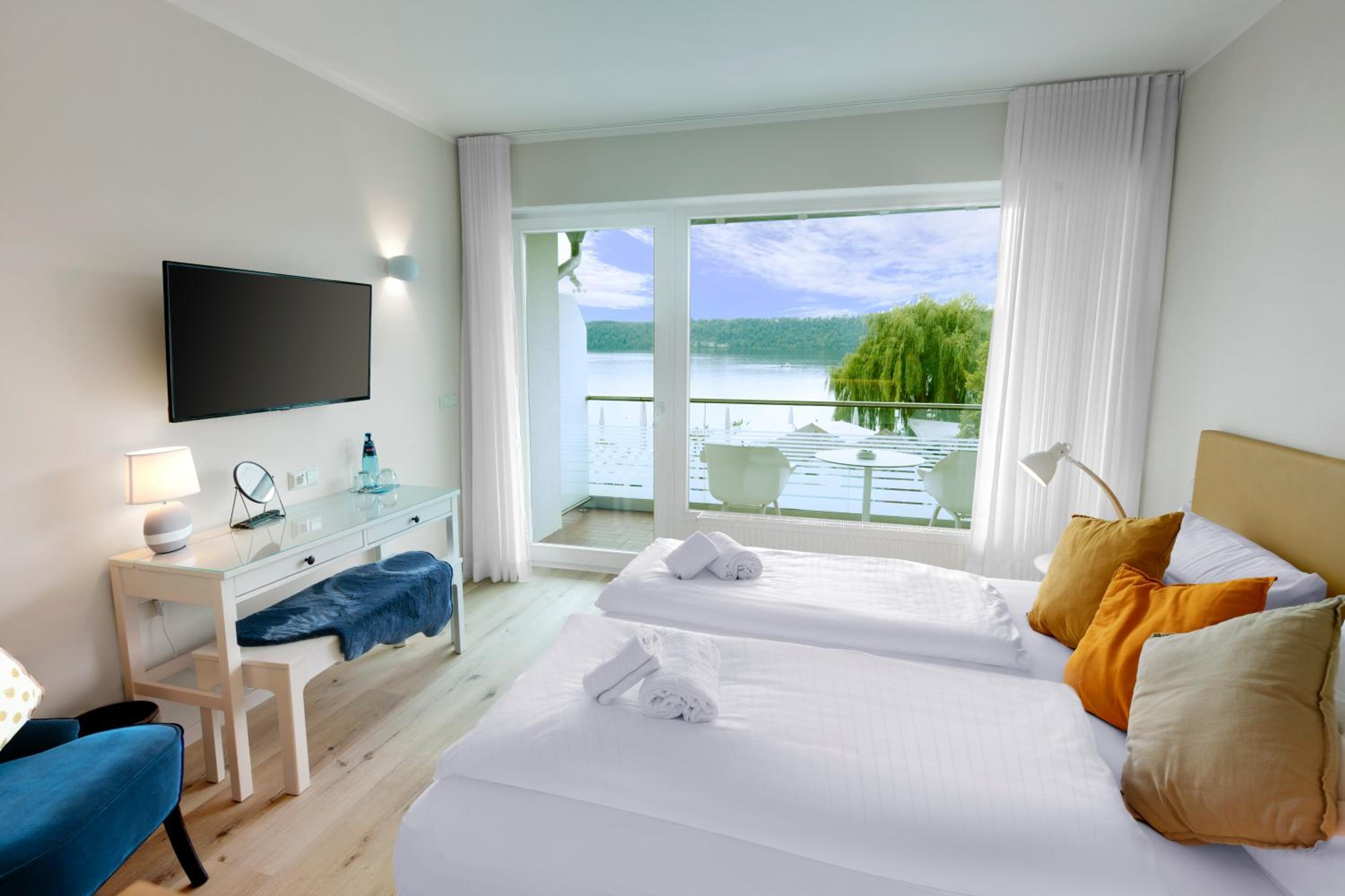 Double Room with Balcony and Lake View