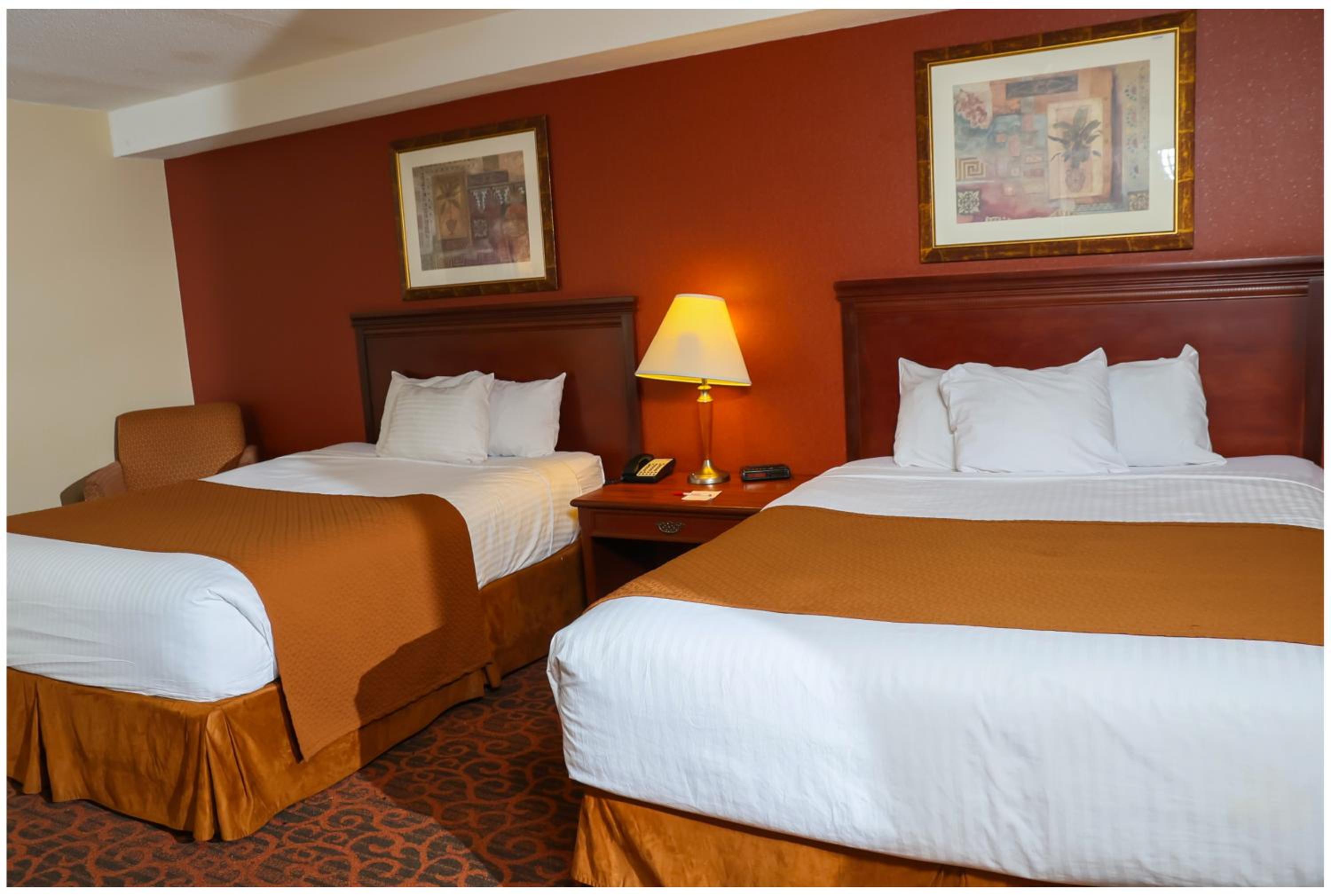 Queen Room with Two Queen Beds - Non-Smoking - Photo 2
