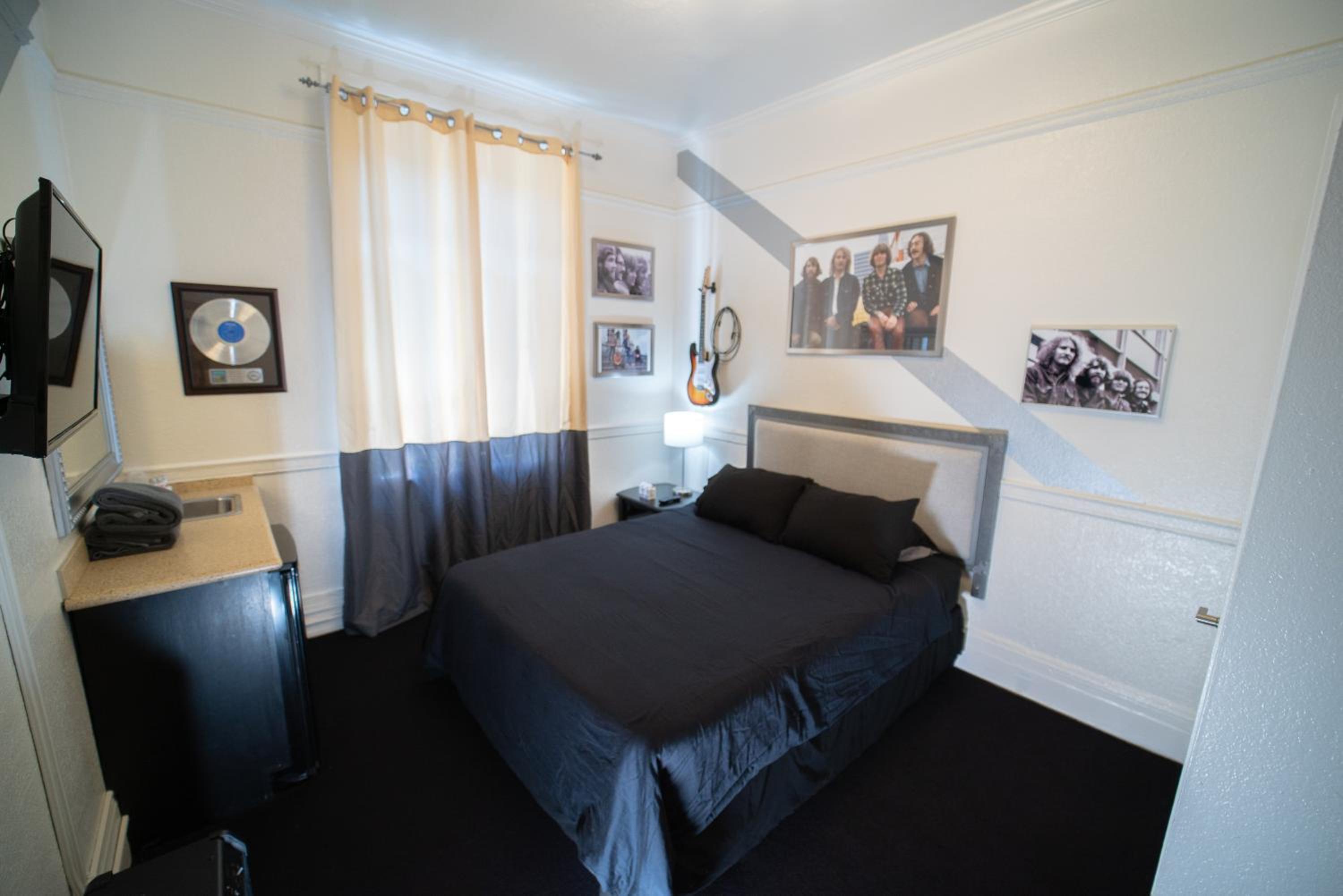Queen Room with Shared Bathroom thumbnail 6
