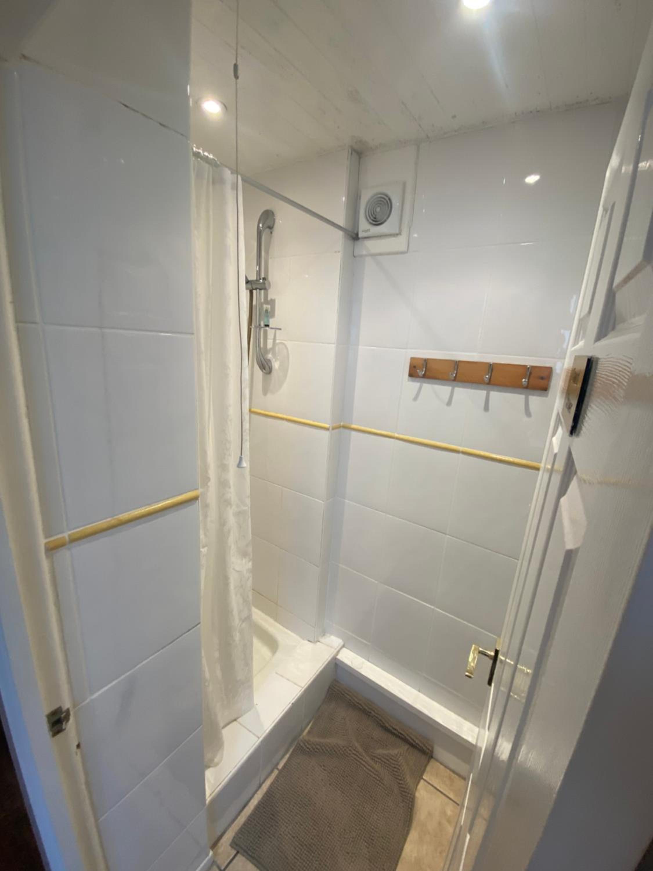Double Room with Private Bathroom - Photo 2