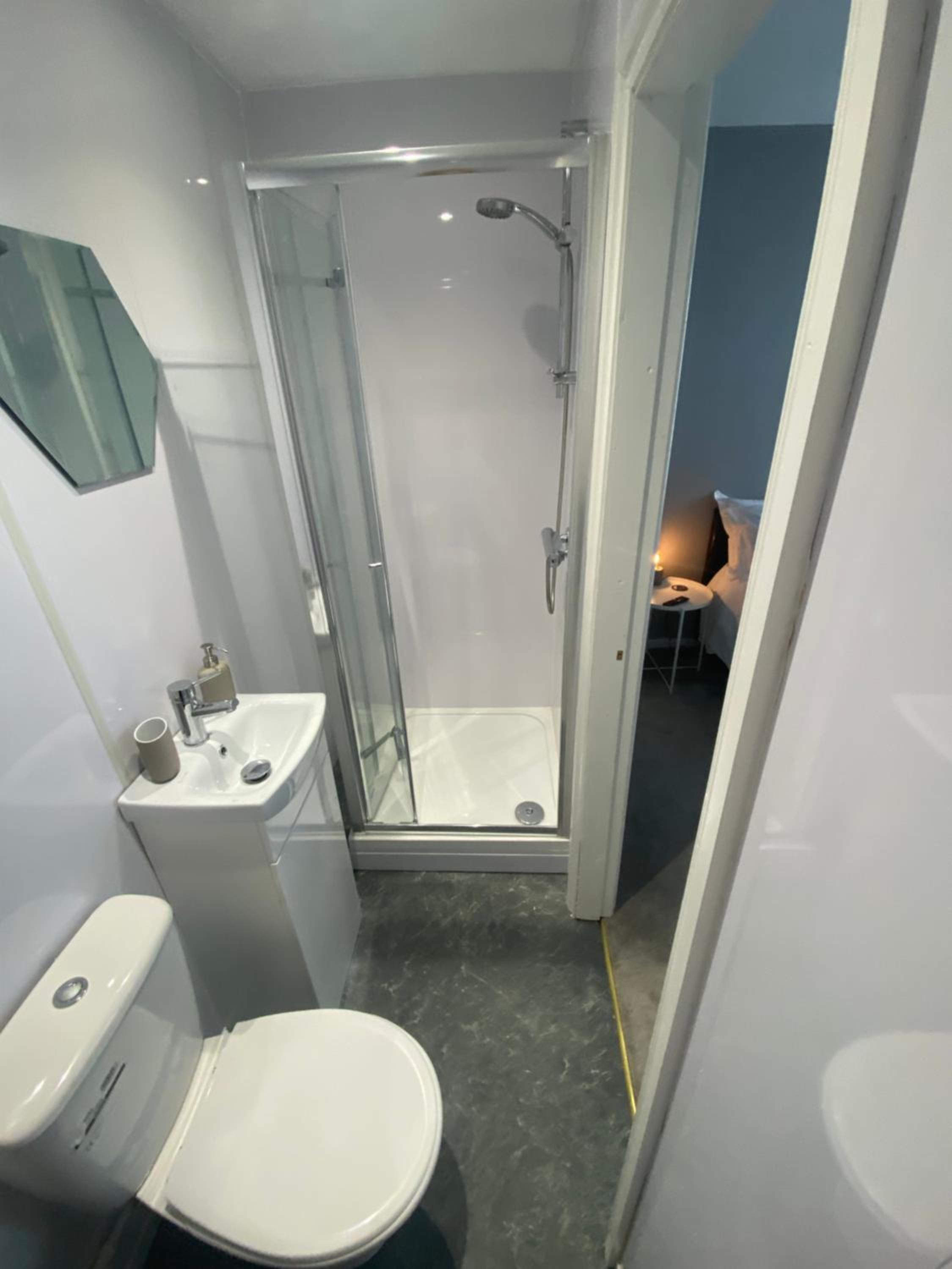 Double Room with Private Bathroom - Photo 3