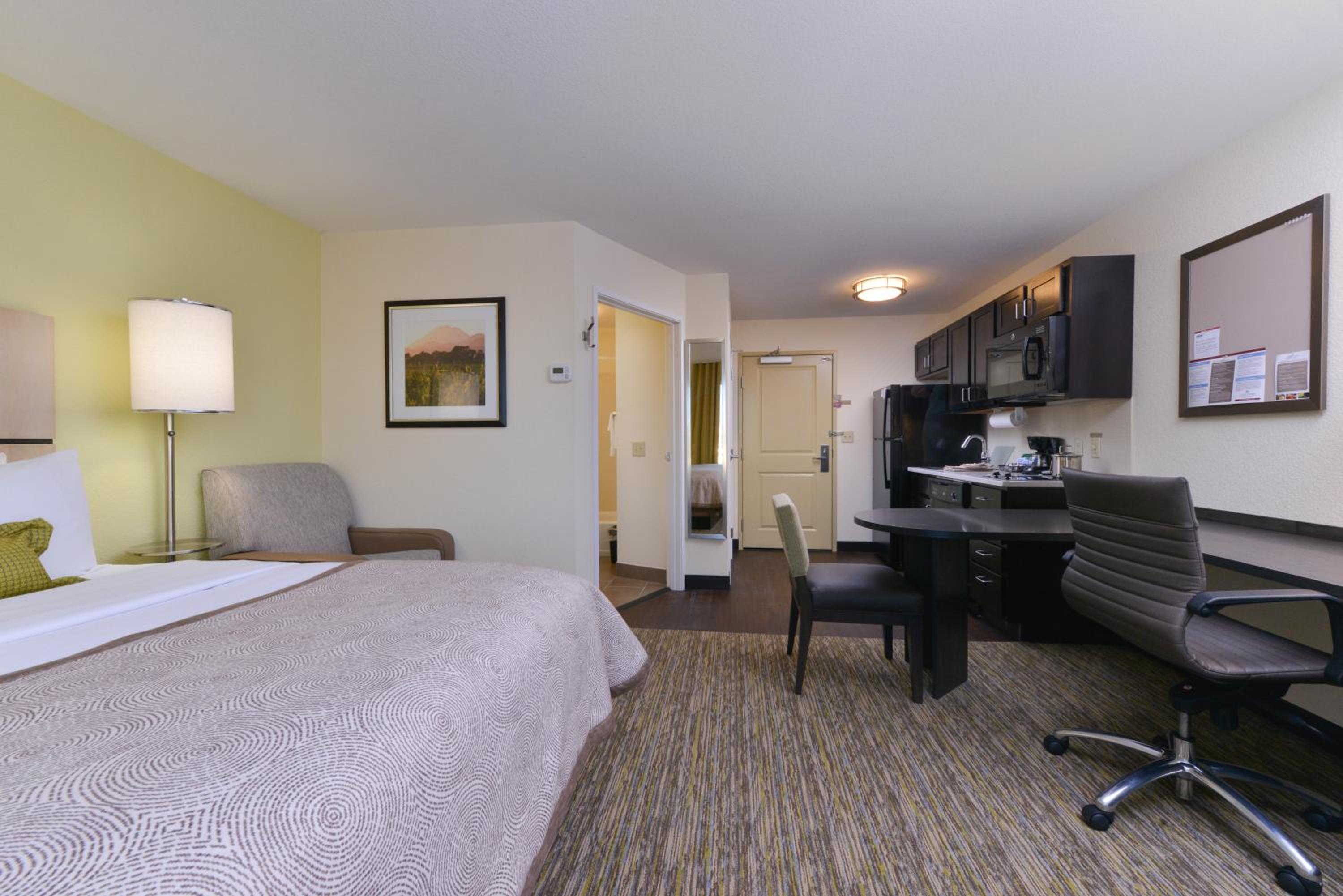 Queen Studio Suite - Hearing Accessible photo 2