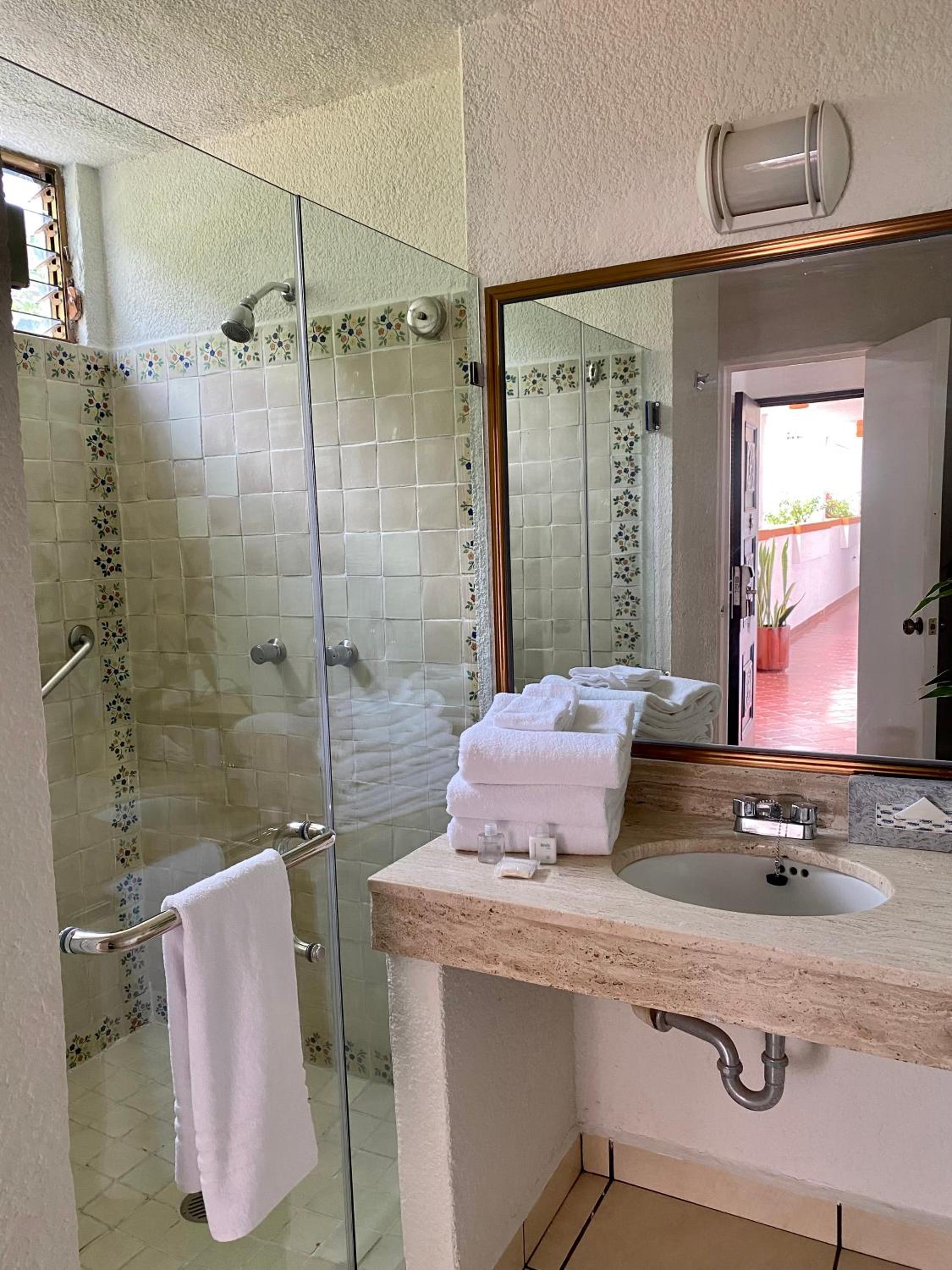 Deluxe Twin Room with Sea View - Photo 4