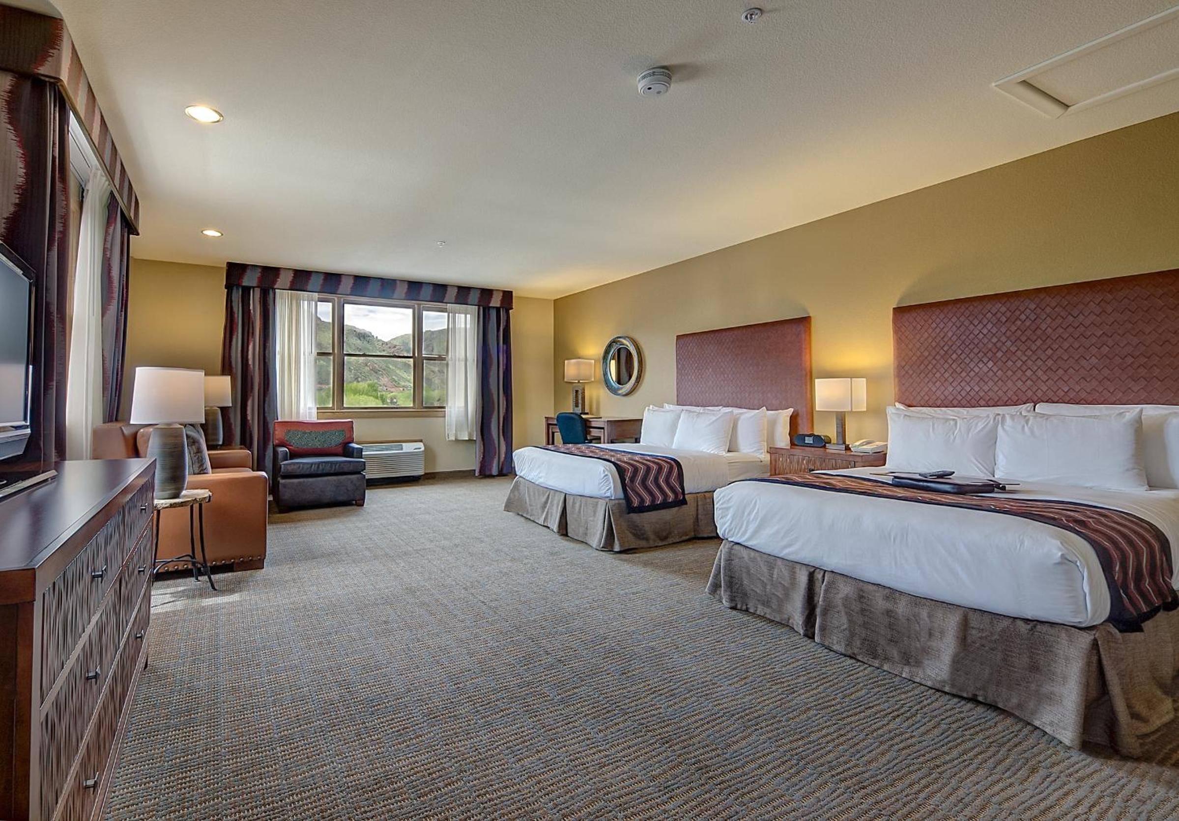 Executive Queen Room with Two Queen Beds - Non-smoking - Photo 1