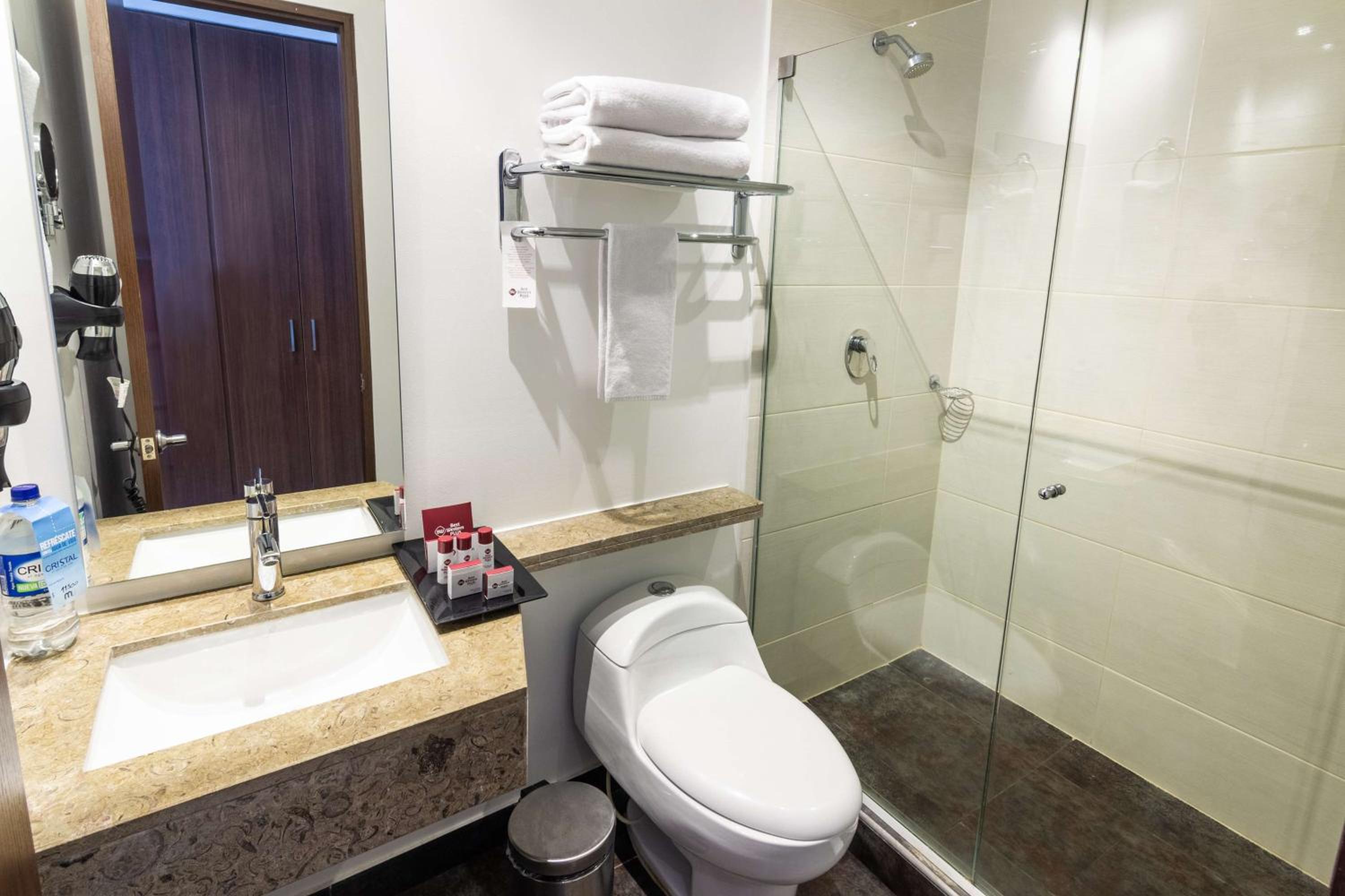 Deluxe King Room - Non-Smoking photo 3
