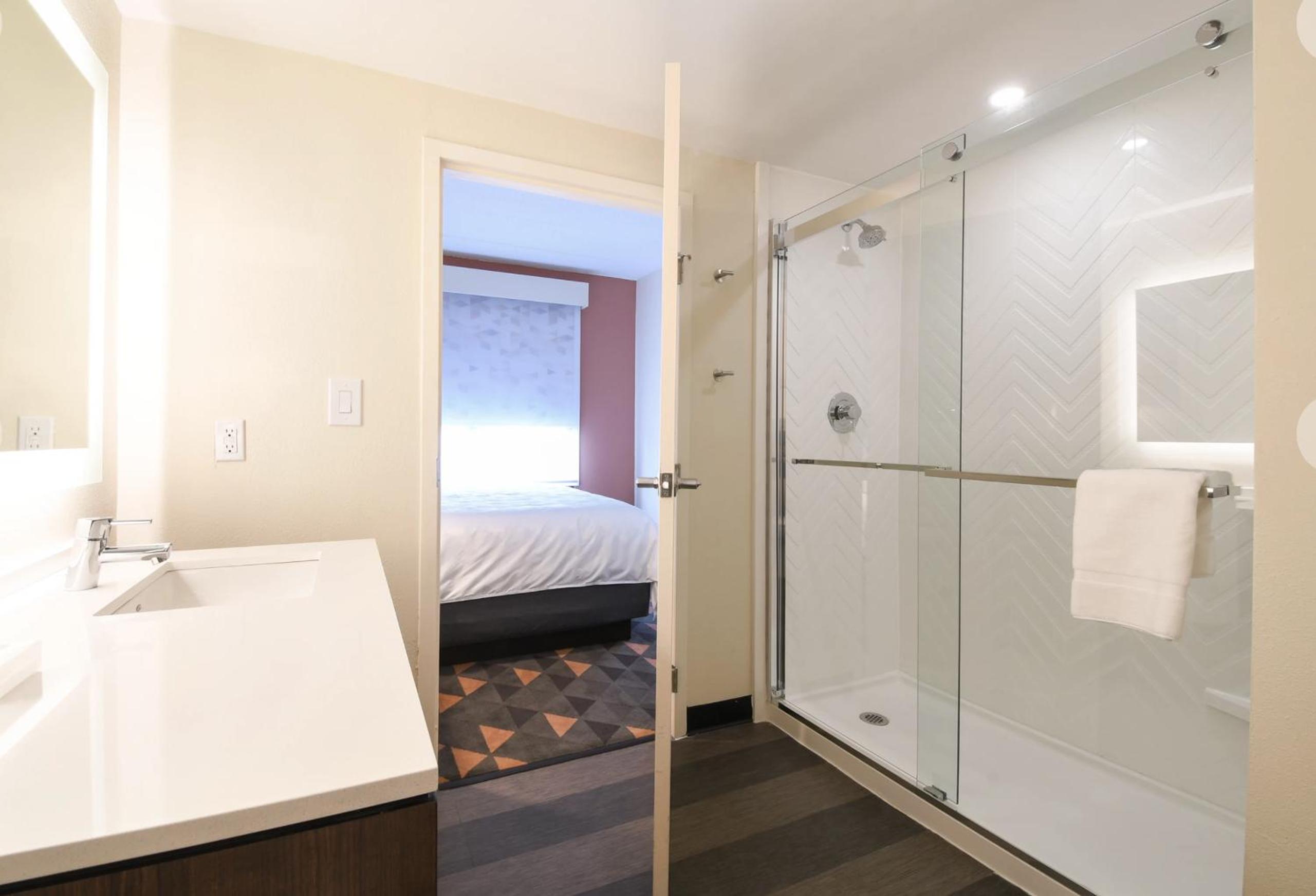 Standard Suite - Photo 2