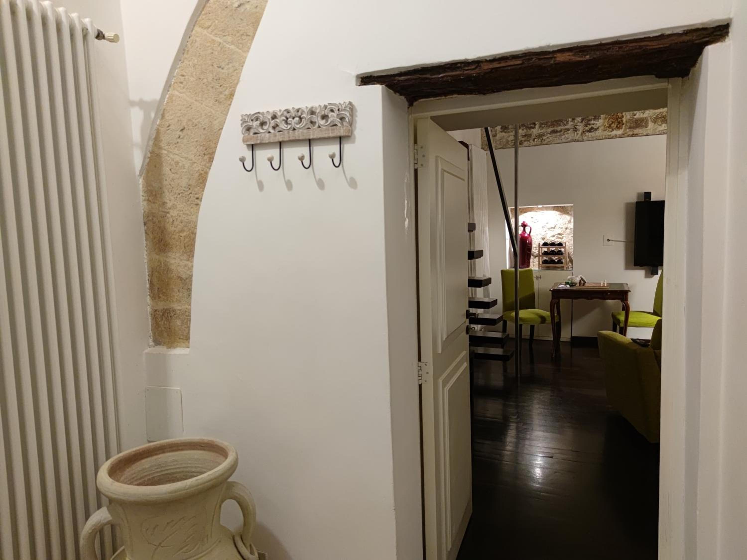Executive Suite - Photo 6
