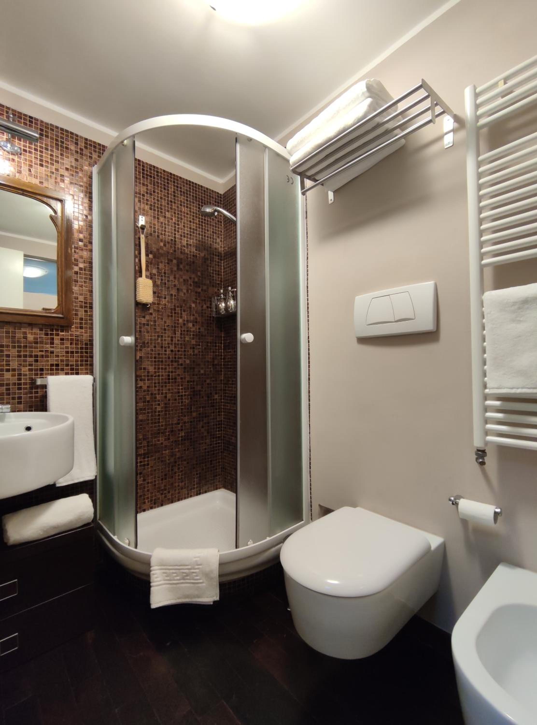Executive Suite - Photo 13