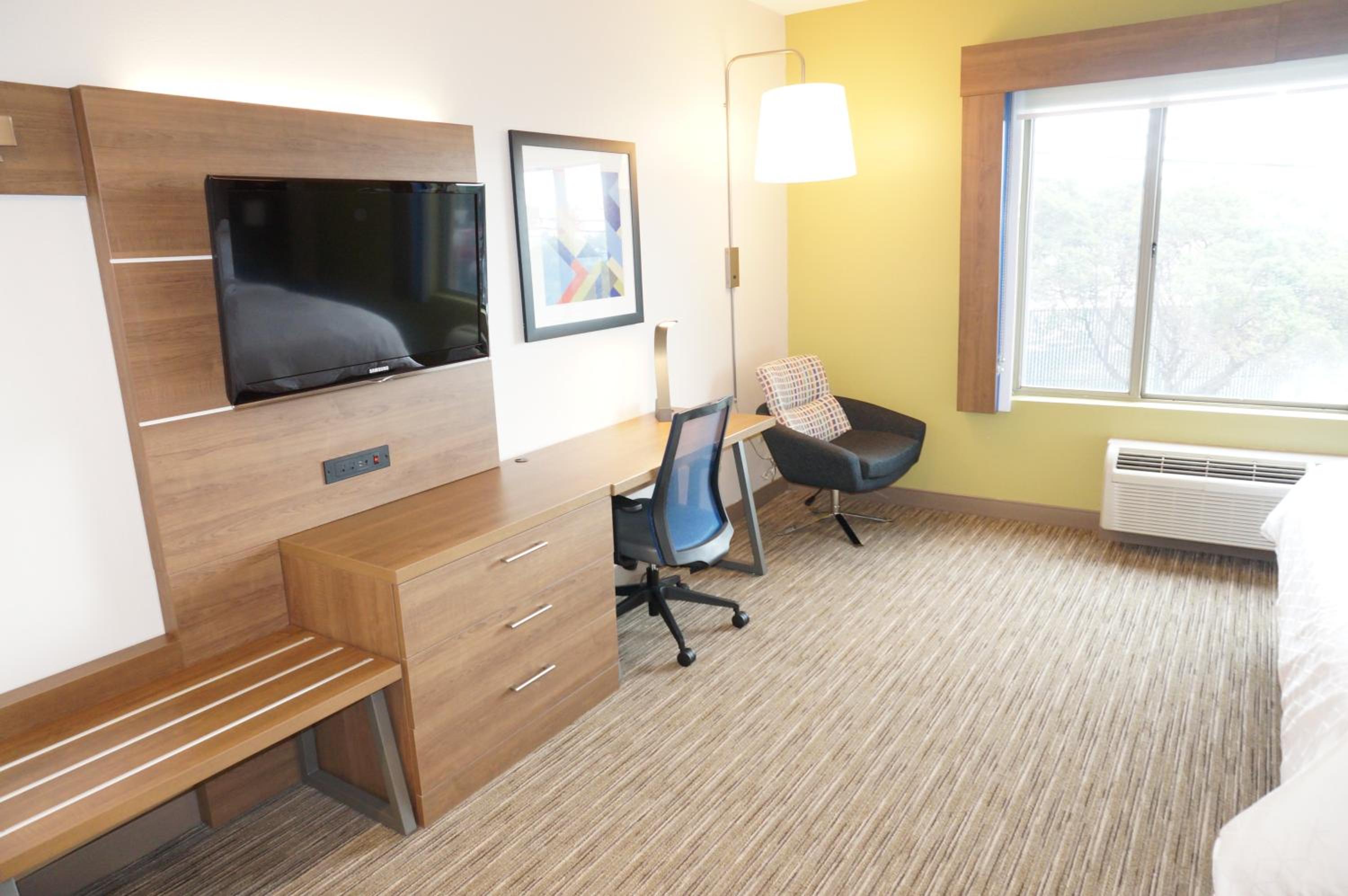 Standard King Room - Photo 10