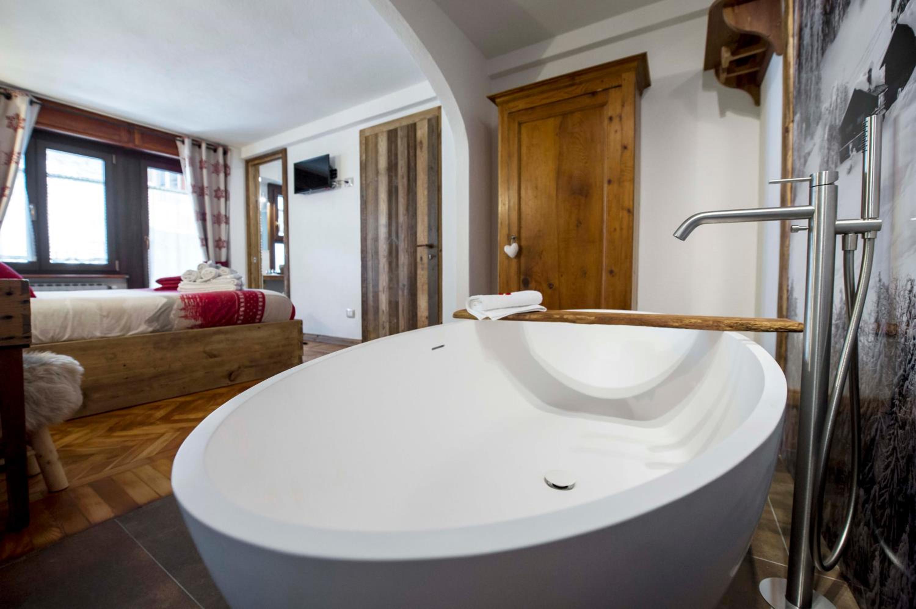 Deluxe Double Room with Bath - Photo 7