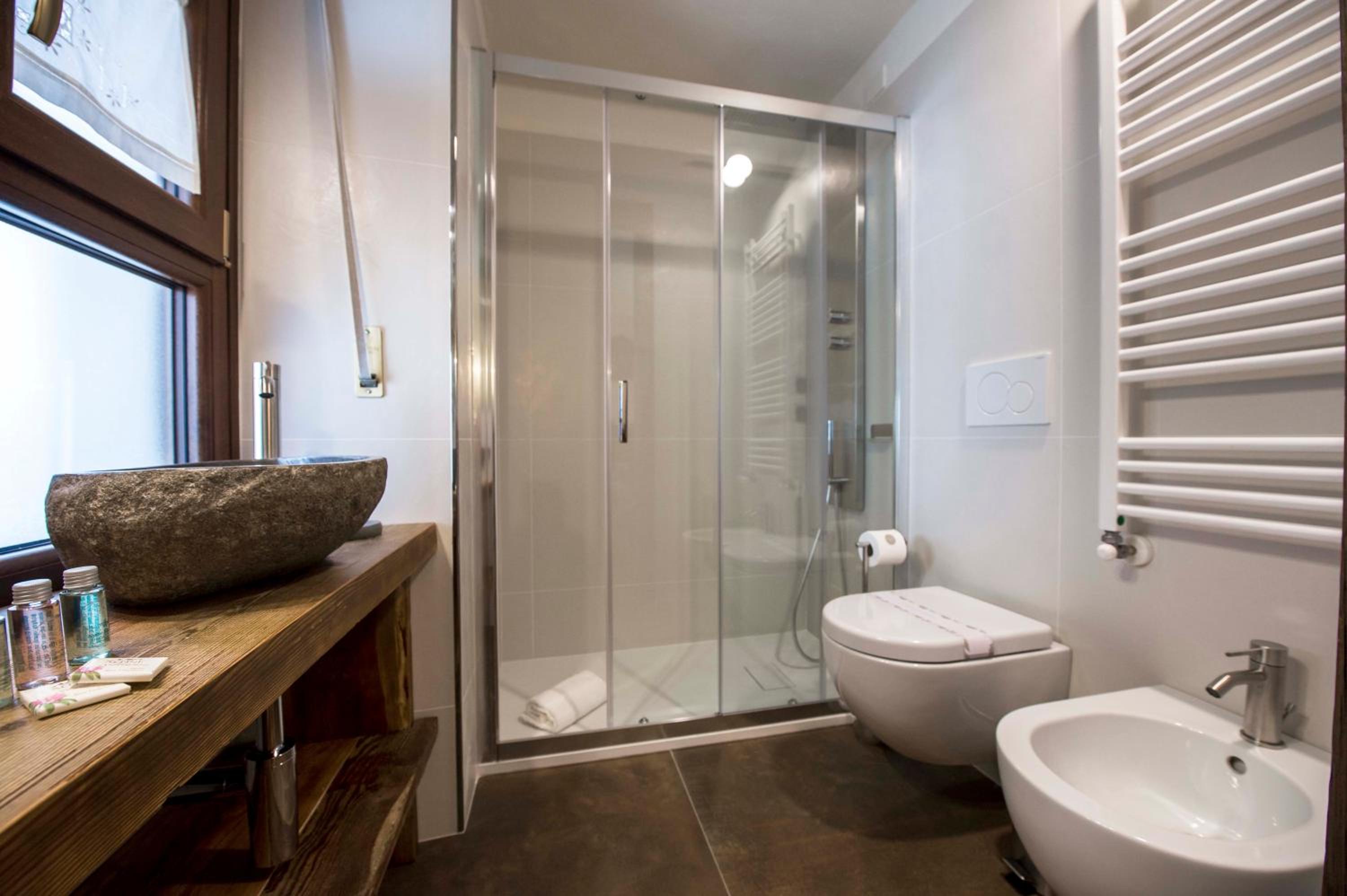 Deluxe Double Room with Bath - Photo 6