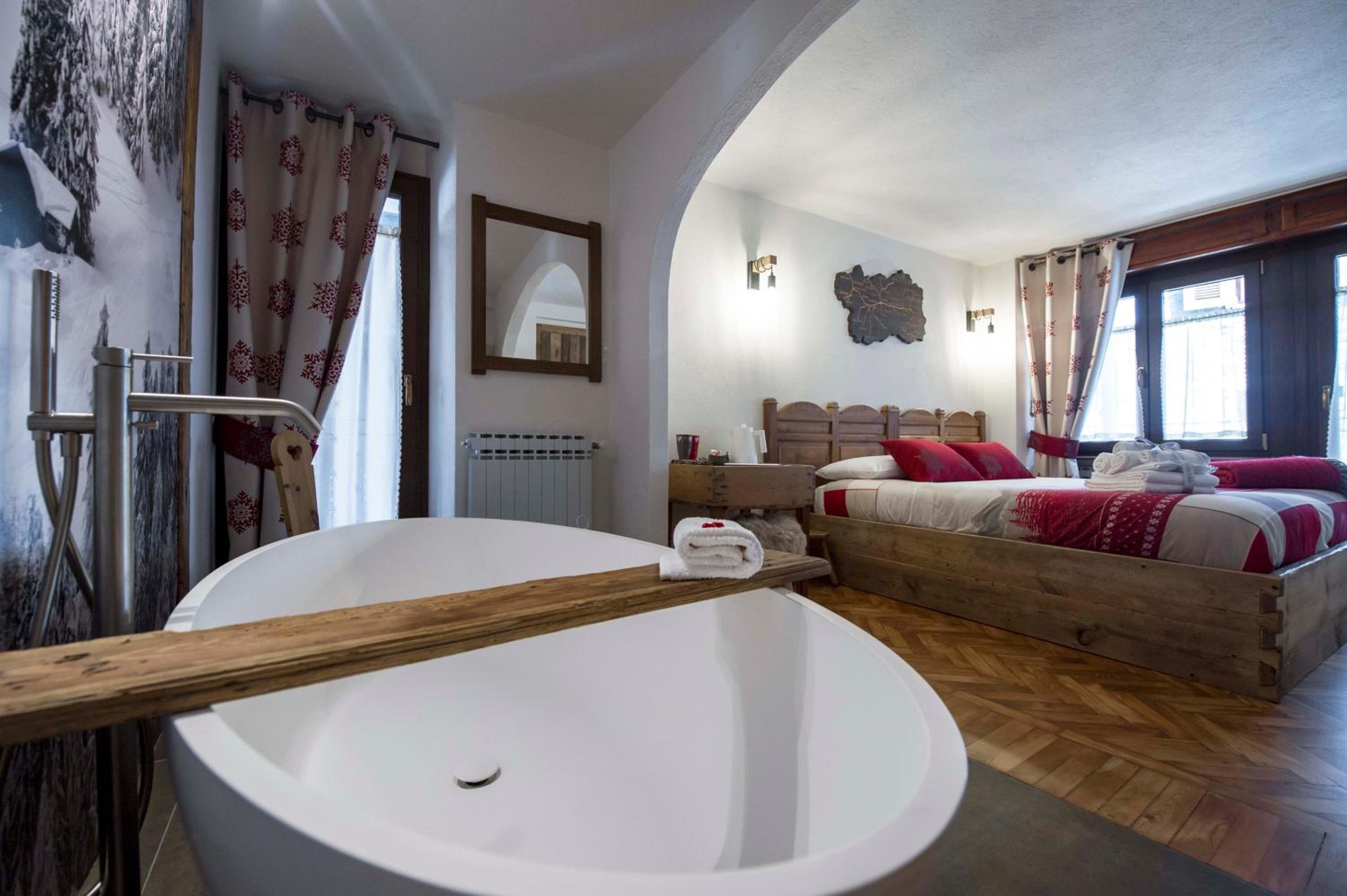 Deluxe Double Room with Bath - Photo 5