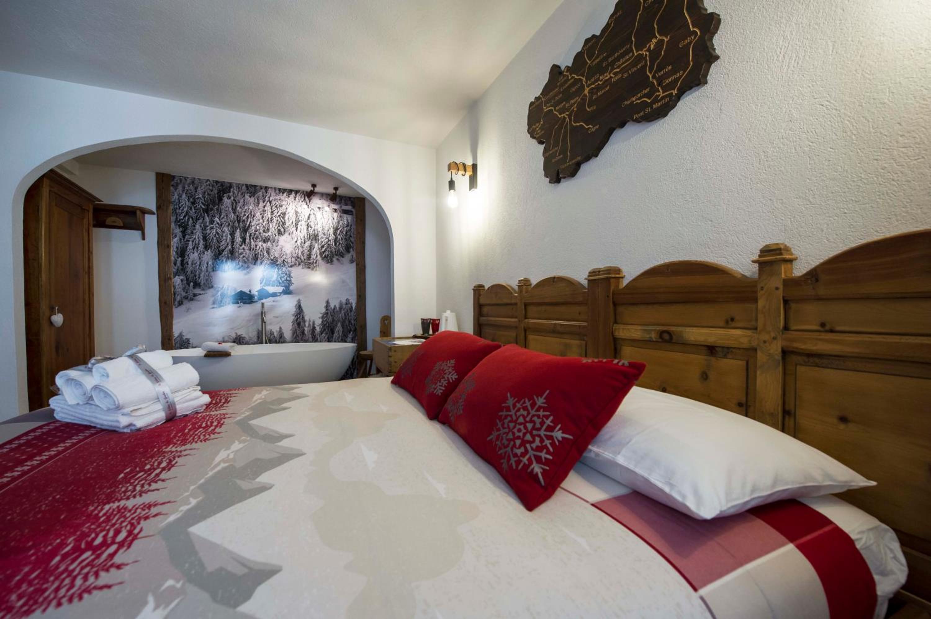 Deluxe Double Room with Bath - Photo 4