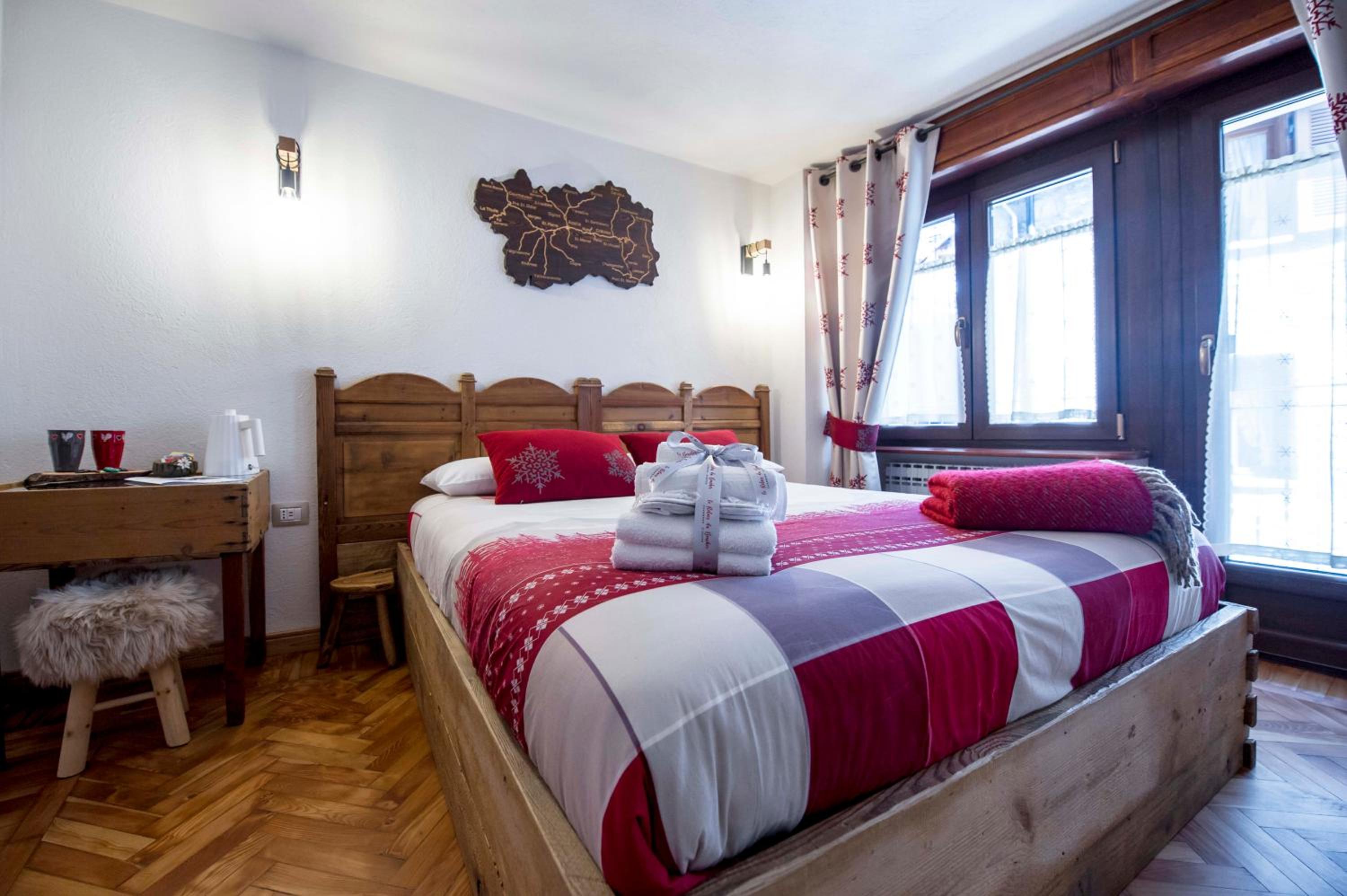 Deluxe Double Room with Bath - Photo 3