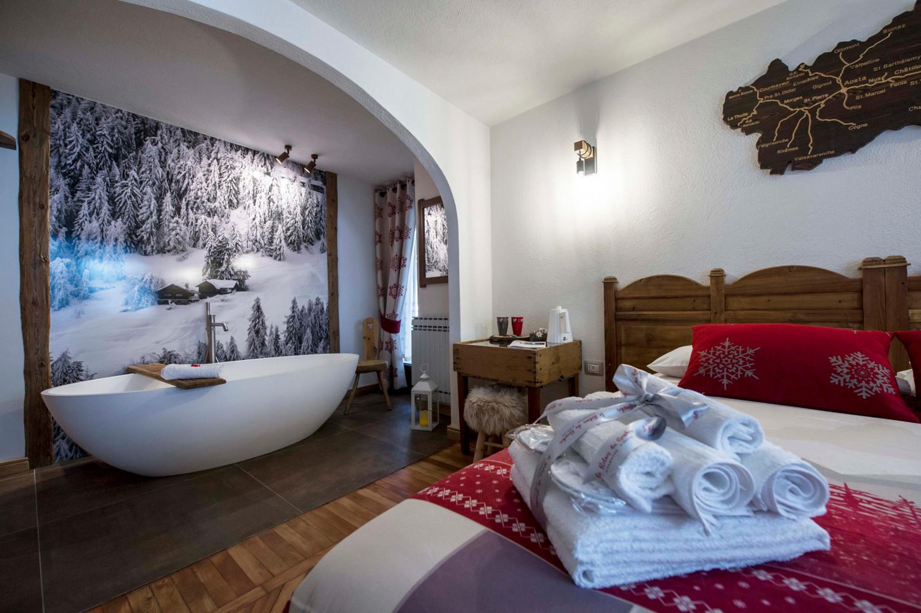 Deluxe Double Room with Bath - Photo 2
