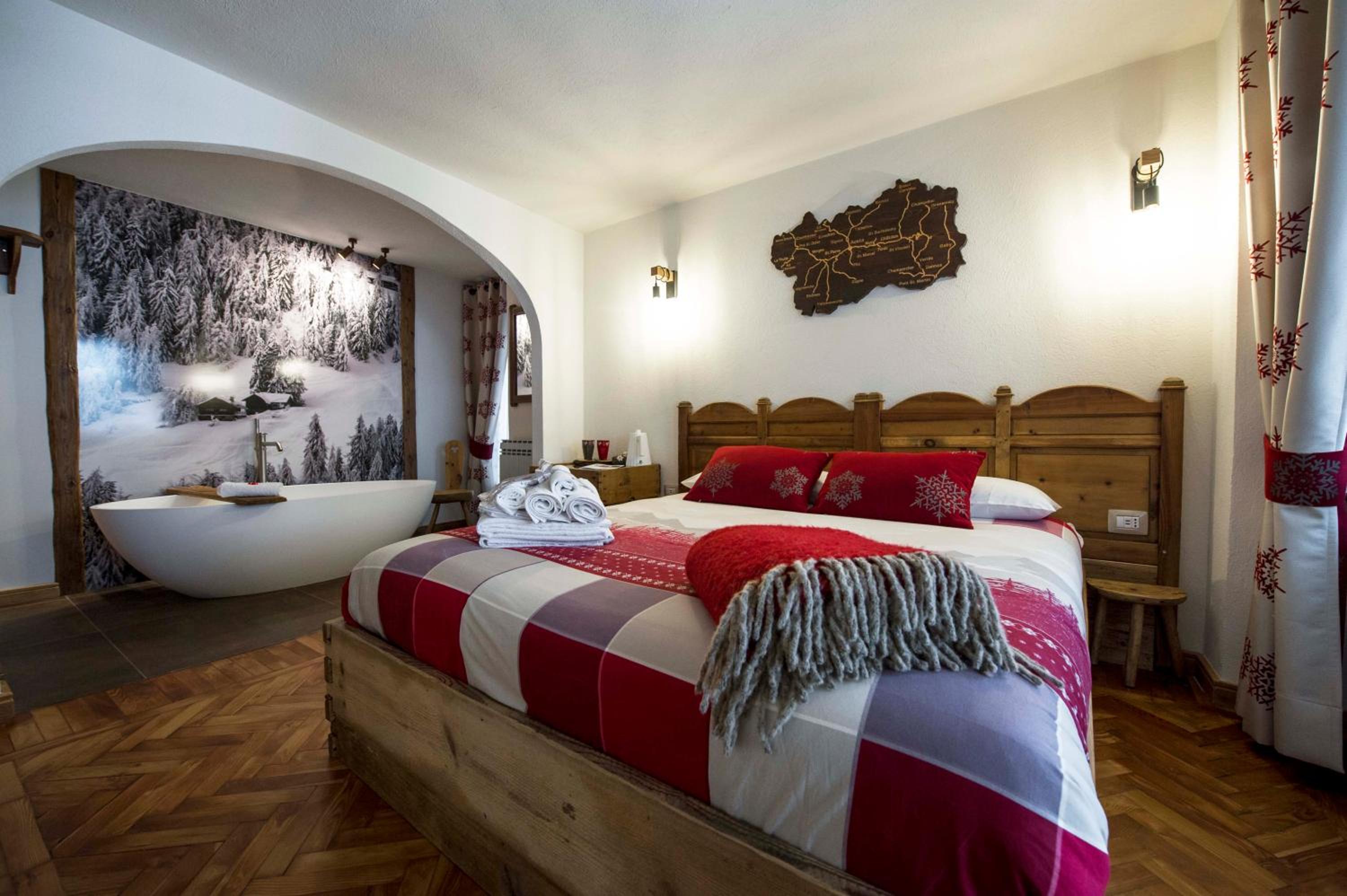 Deluxe Double Room with Bath - Photo 1