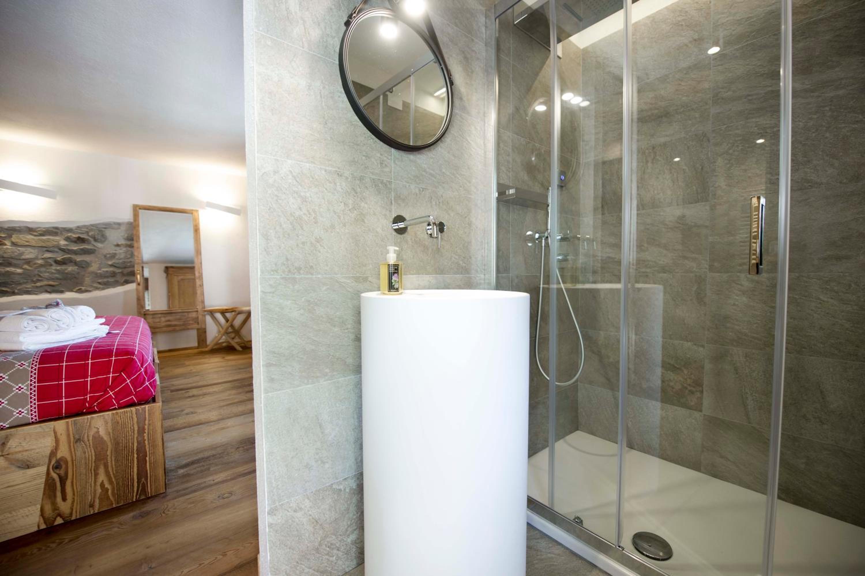 Deluxe Double Room with Shower - Photo 8