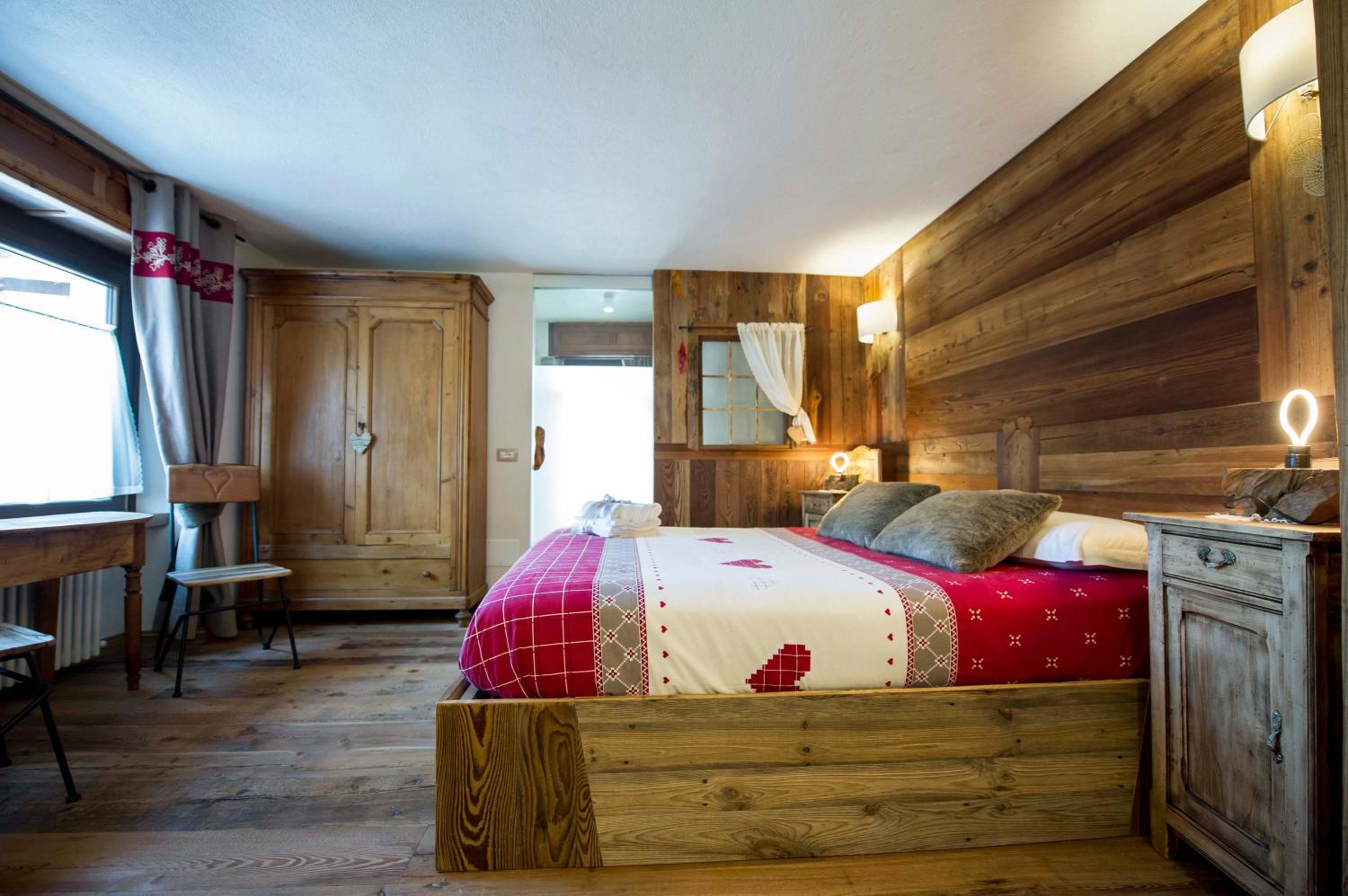 Deluxe Double Room with Shower - Photo 4