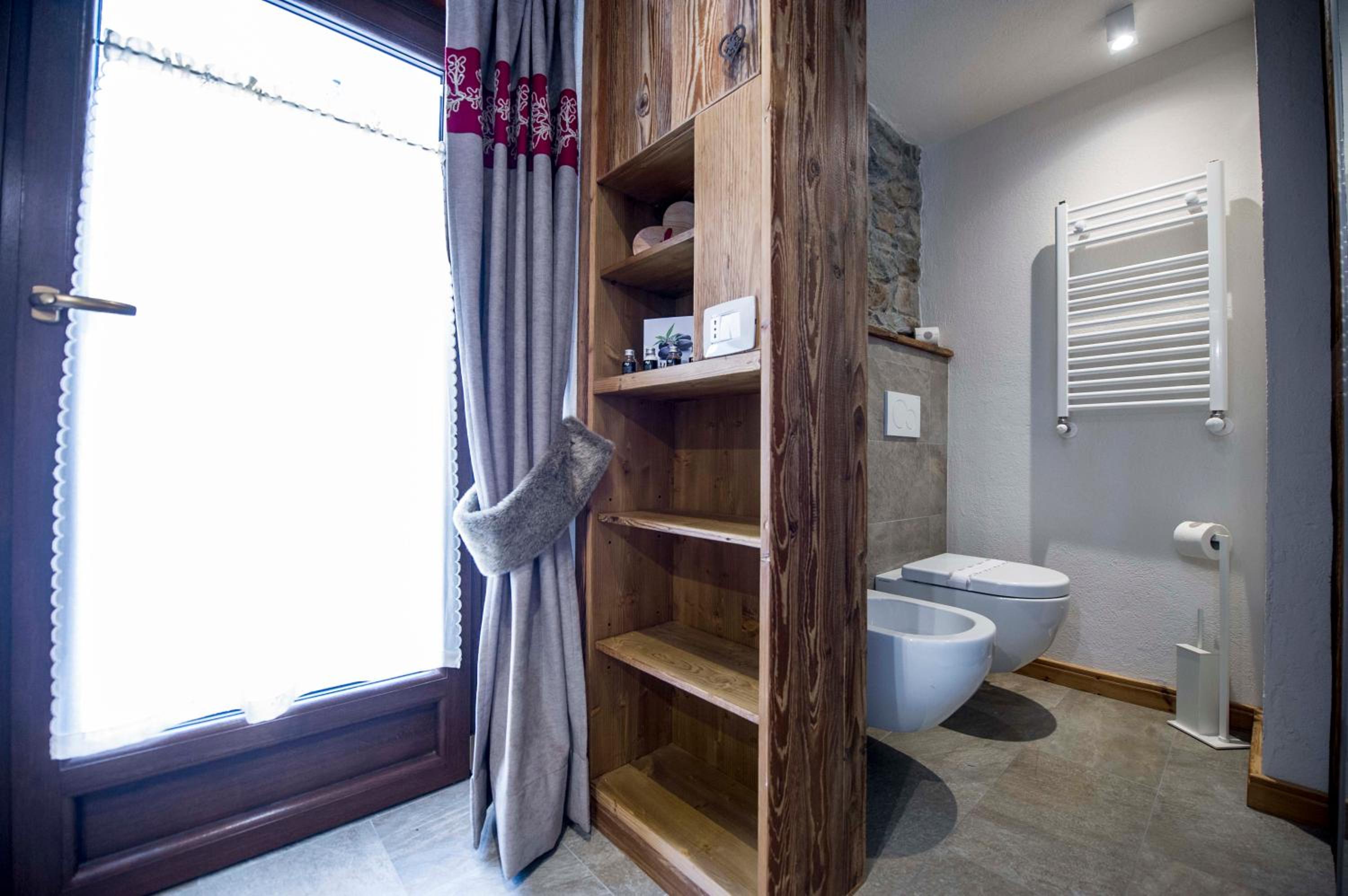 Deluxe Double Room with Shower - Photo 6