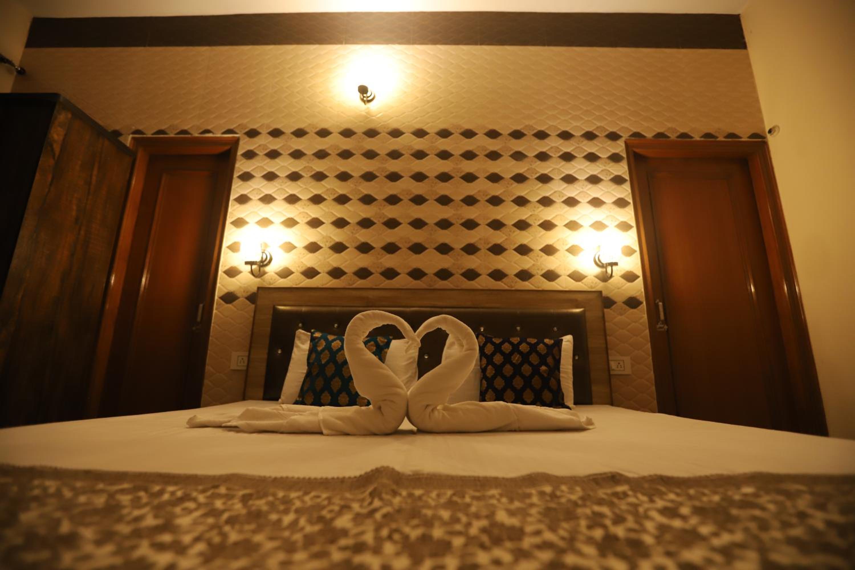Deluxe Double Room with Balcony photo 3