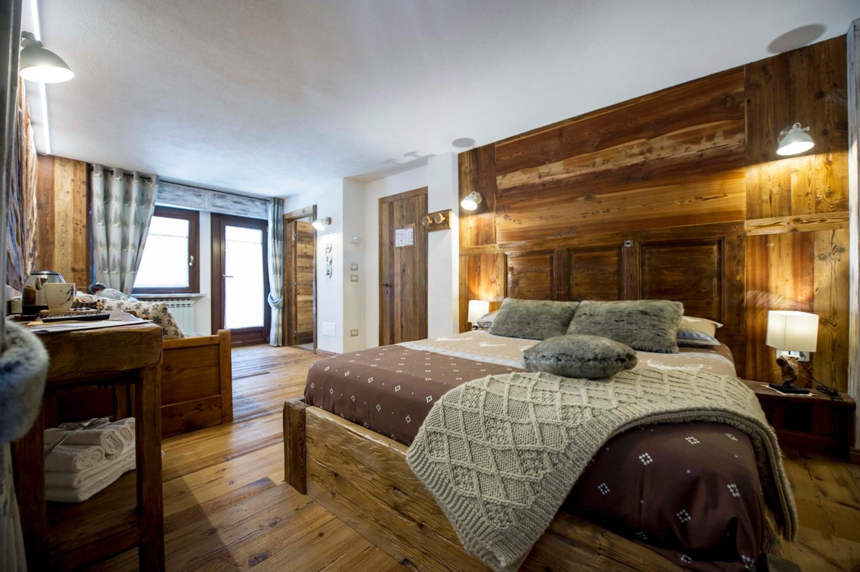 Double Room with Balcony - Photo 3