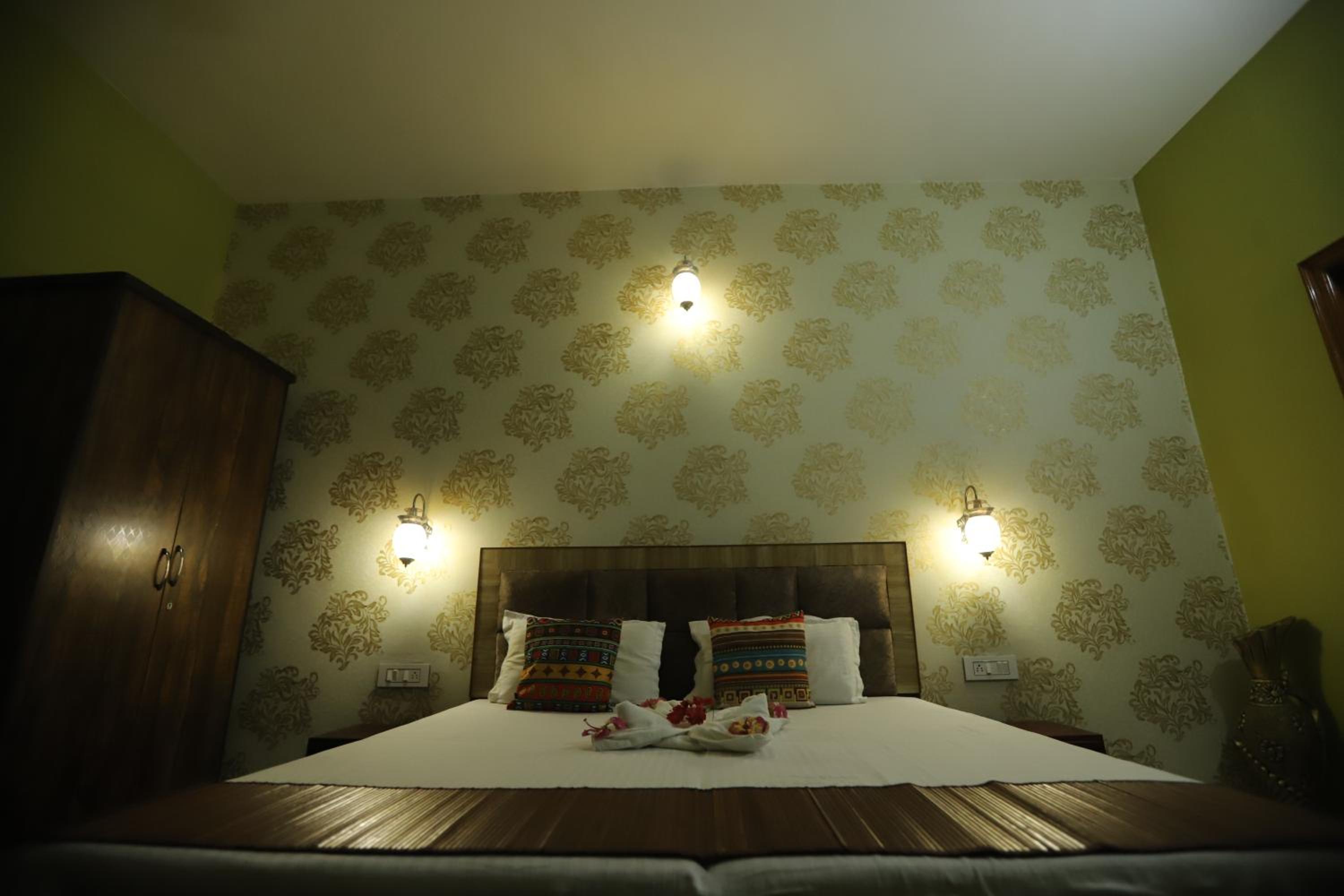 Deluxe Double Room with Balcony photo 2