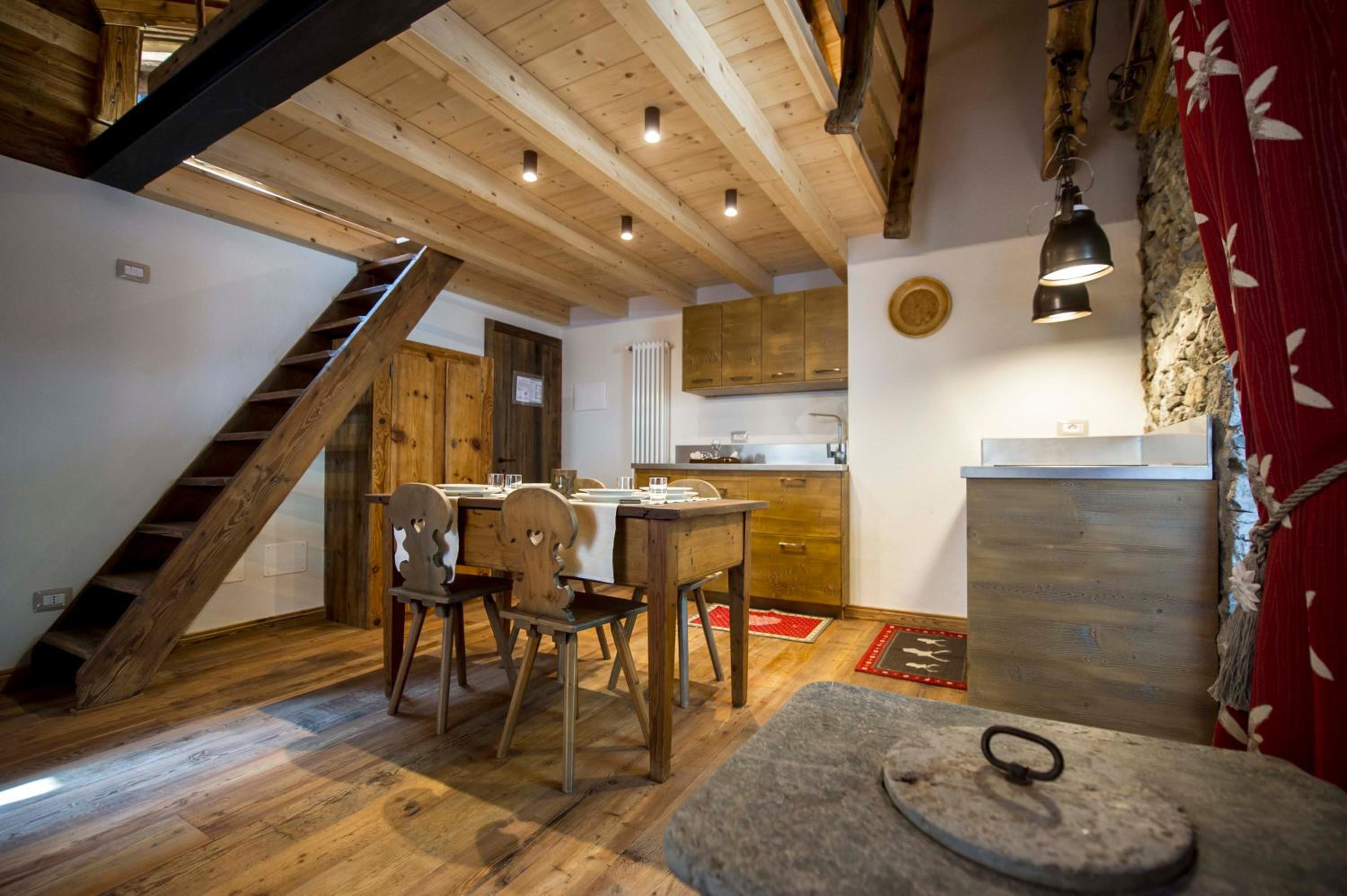 Apartment with Balcony - Photo 3