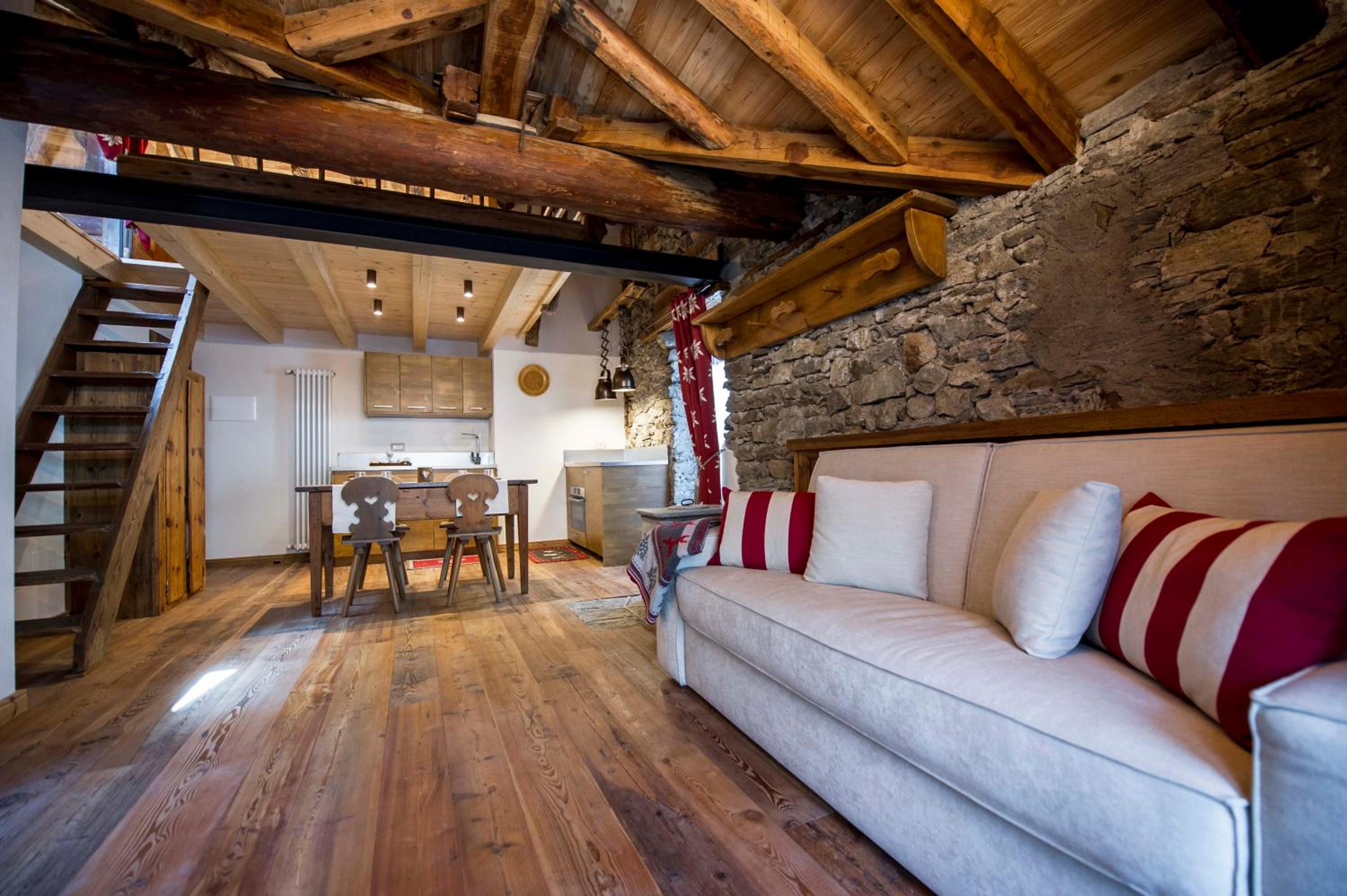 Apartment with Balcony - Photo 7