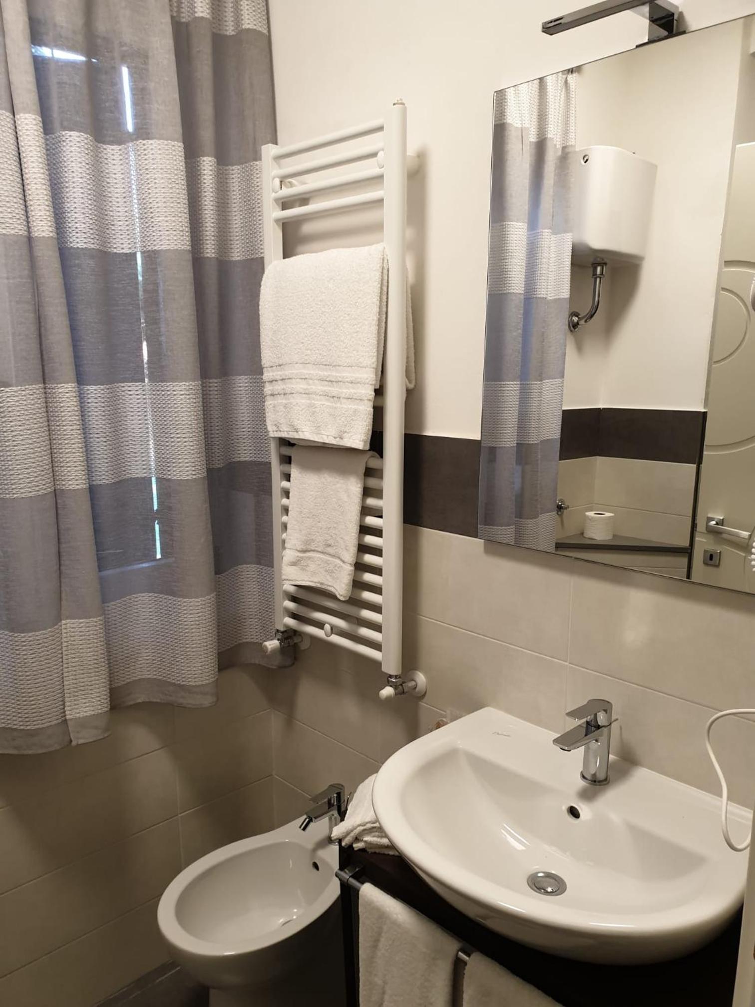 Standard Double or Twin Room - Photo 3