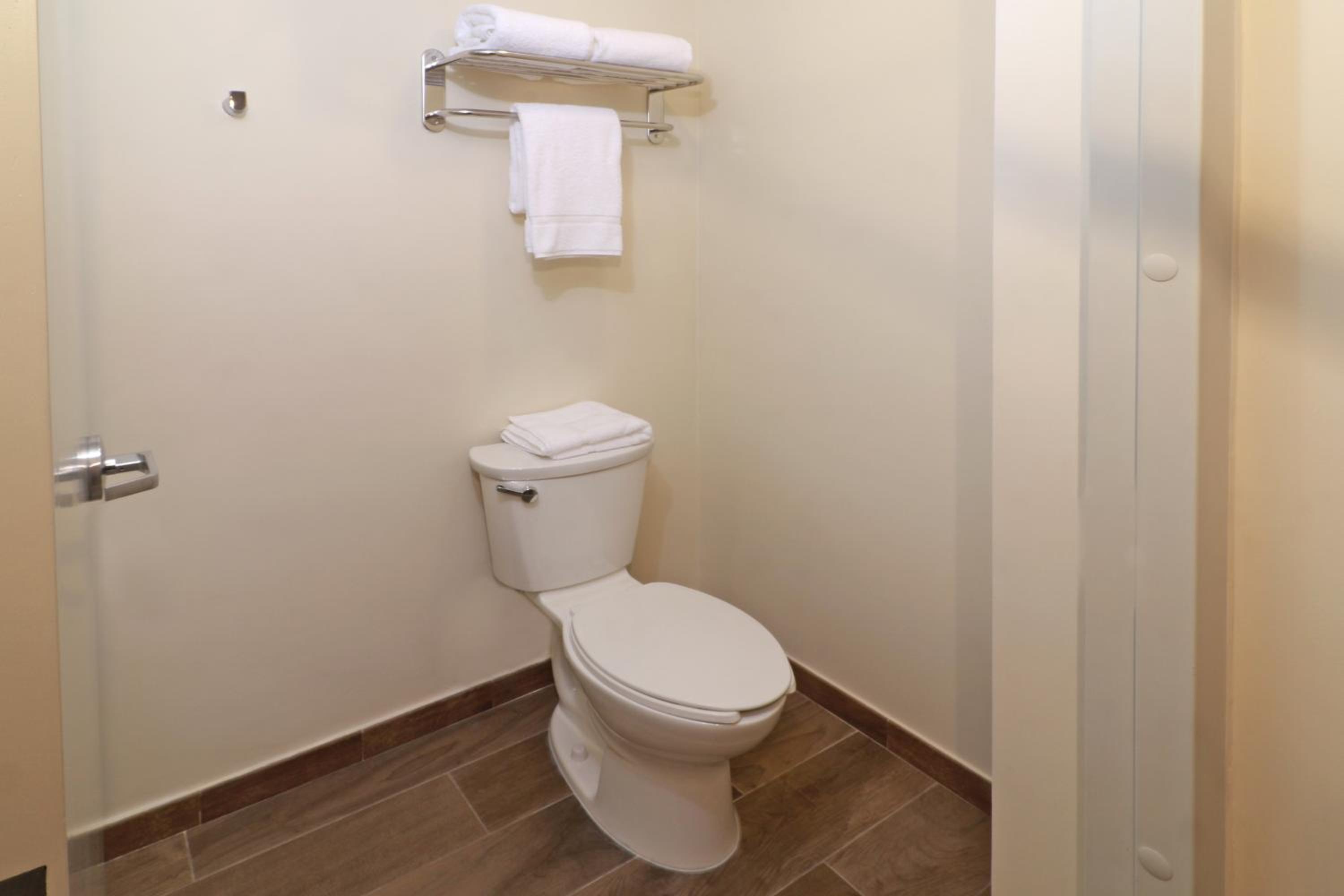 Standard King Room - Photo 3