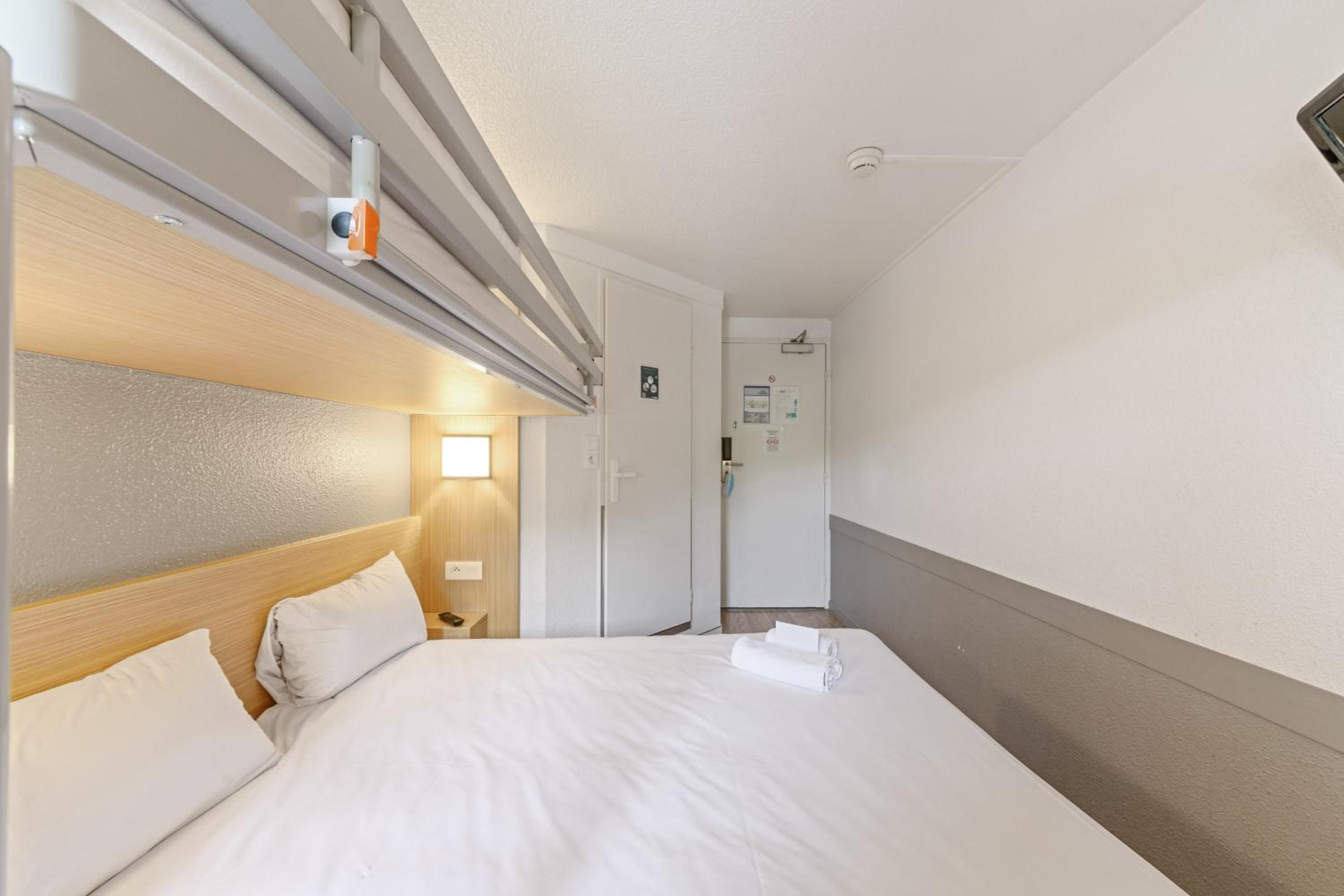 Triple Room (1 Double Bed + 1 Single Bed) - Photo 4