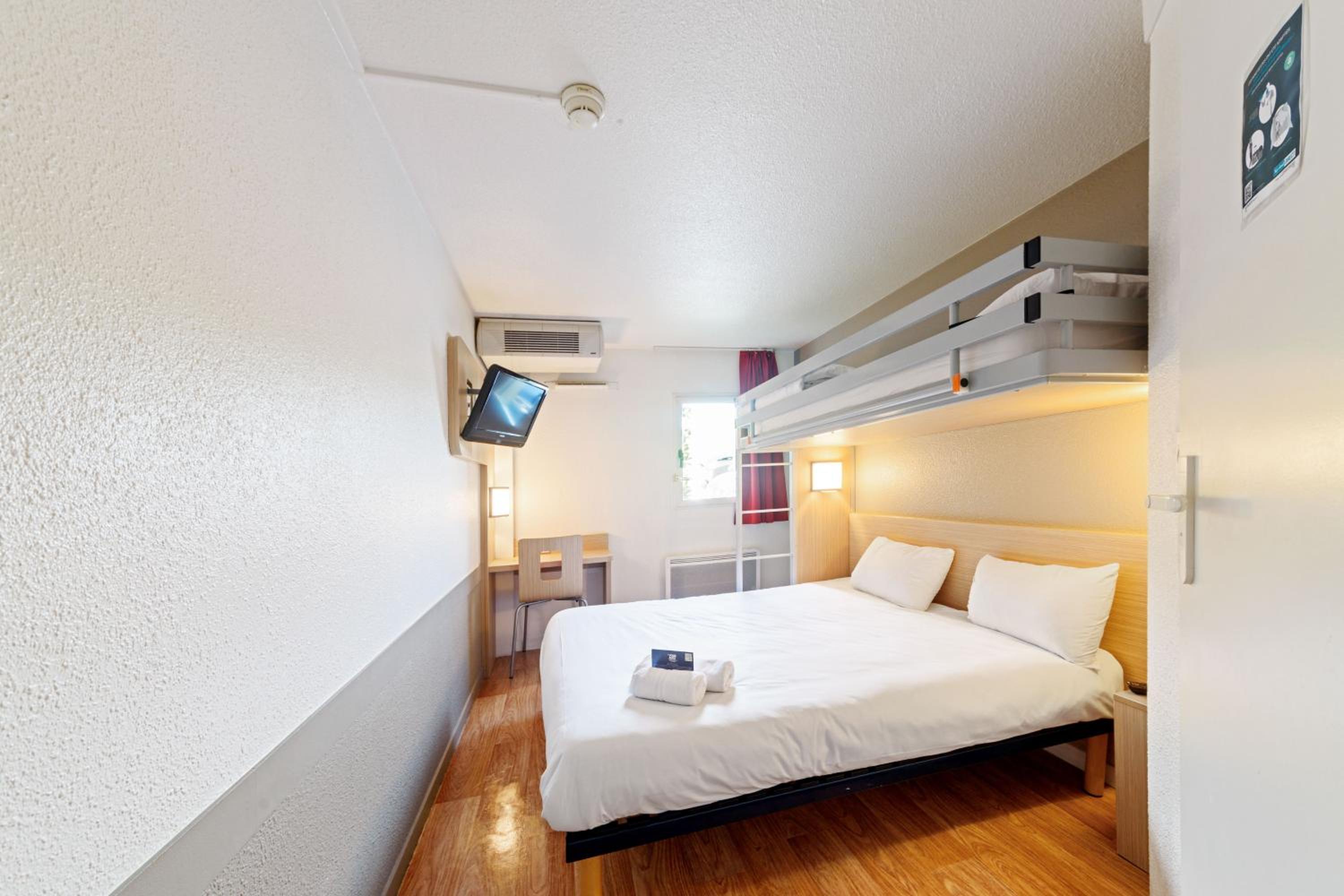 Triple Room (1 Double Bed + 1 Single Bed) - Photo 1