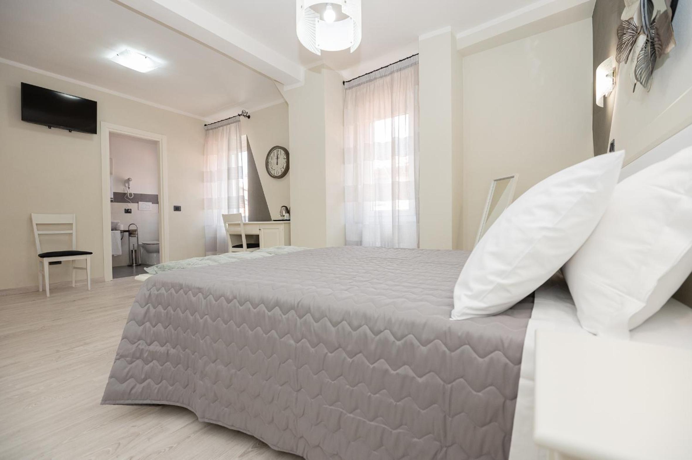 Deluxe Double or Twin Room - Photo 2