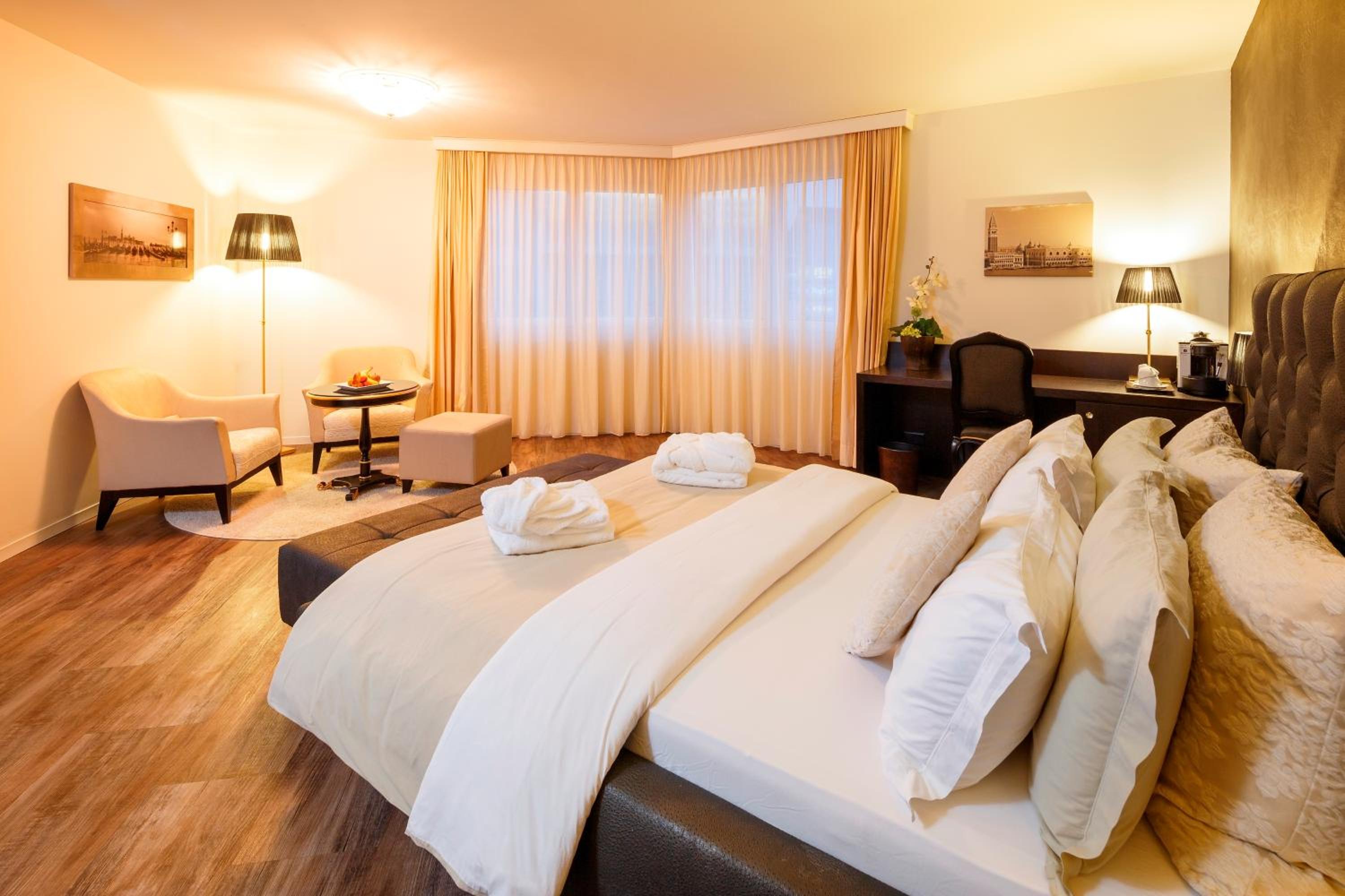 Junior Suite Deluxe with Bathtub for 2 People and Air Con - Photo 1