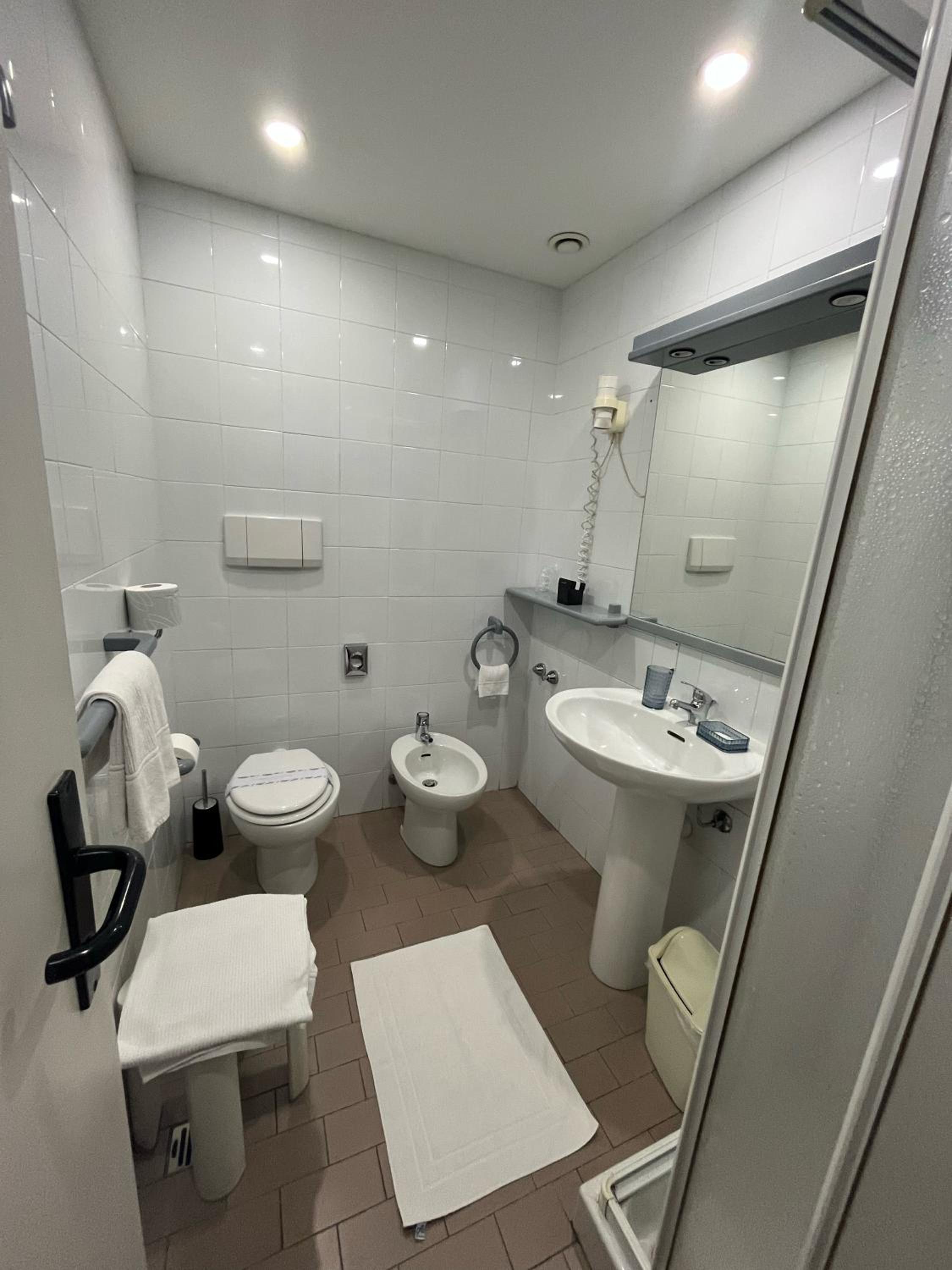 Double or Twin Room - Photo 3
