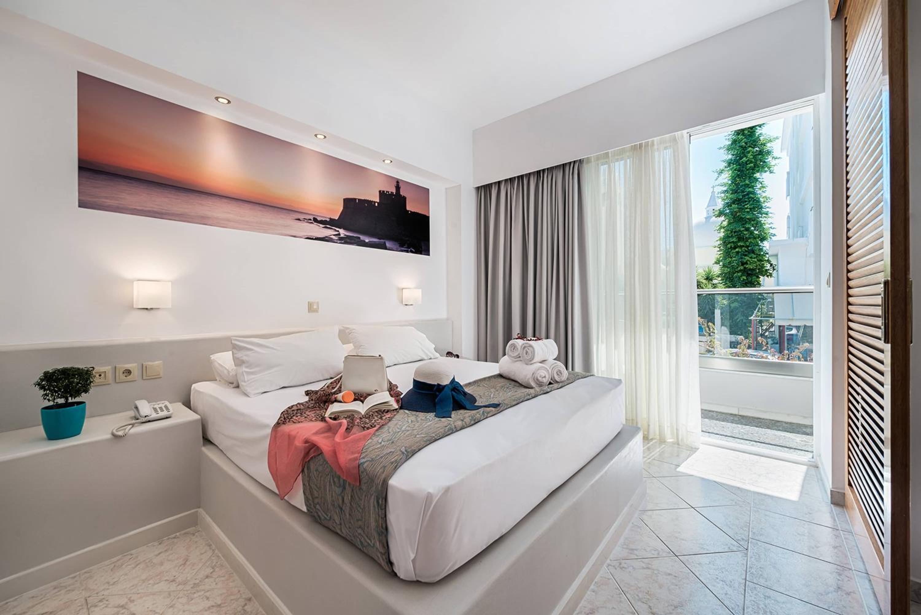 One-Bedroom Apartment (2-4) with Balcony photo 1