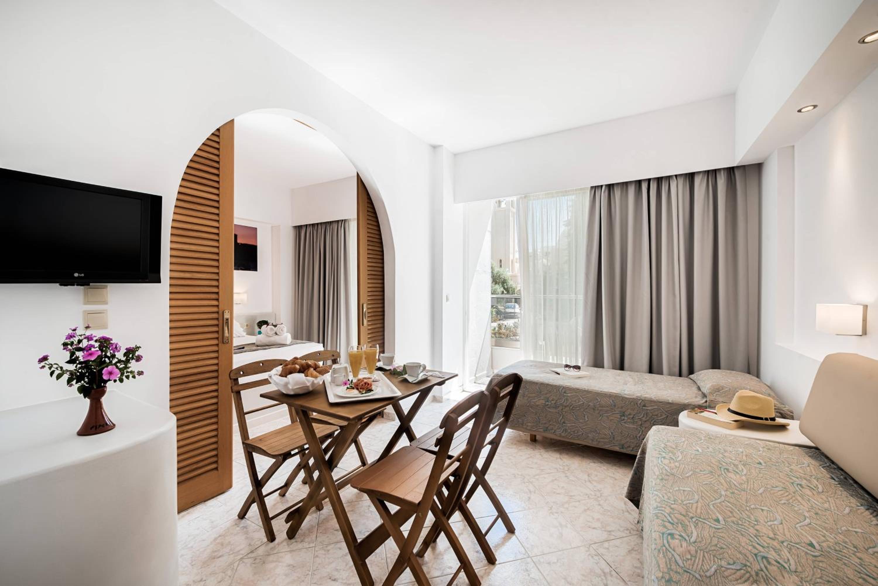 One-Bedroom Apartment (2-4) with Balcony photo 2