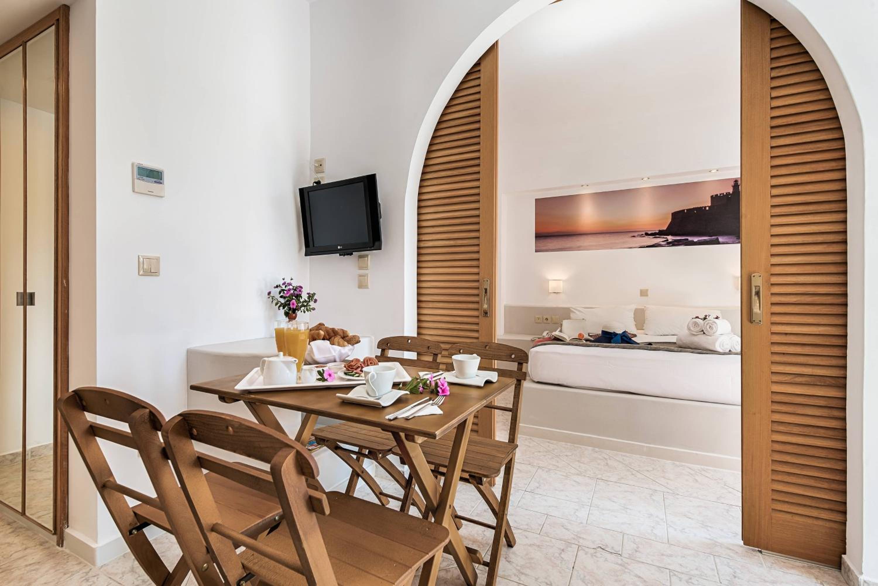 One-Bedroom Apartment (2-4) with Balcony photo 3