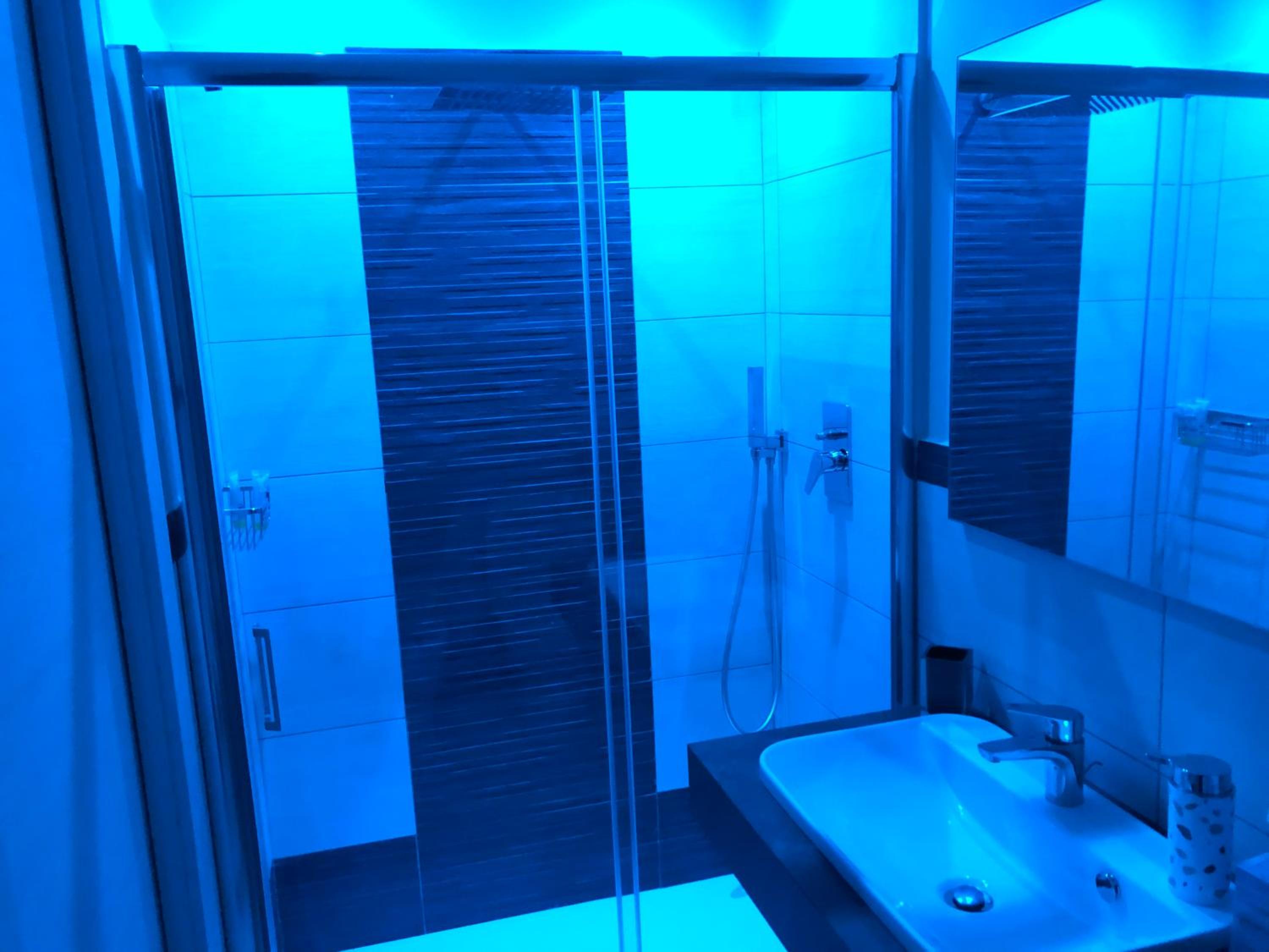 Double Room with Balcony - Photo 10