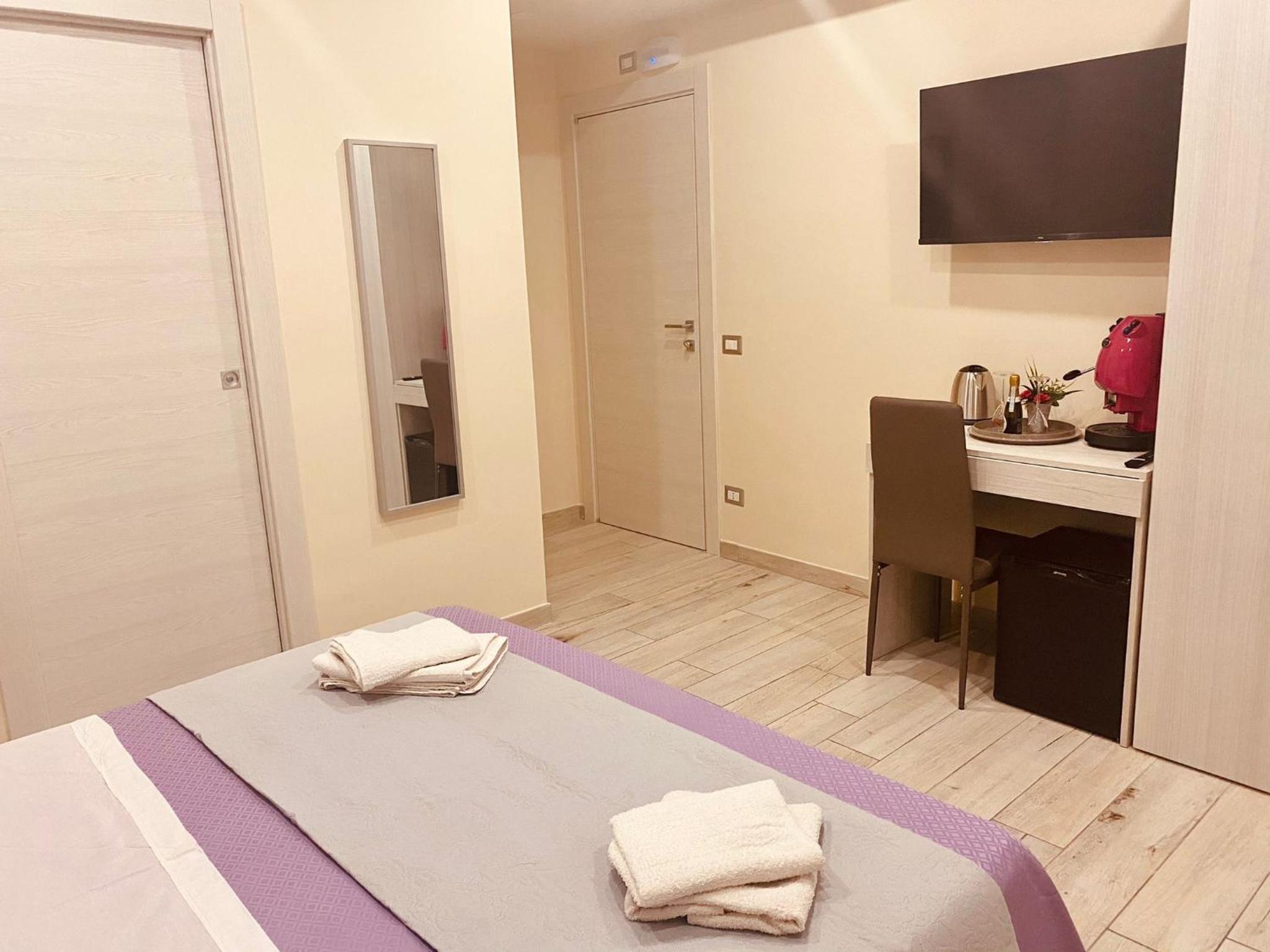 Double Room with Balcony - Photo 7