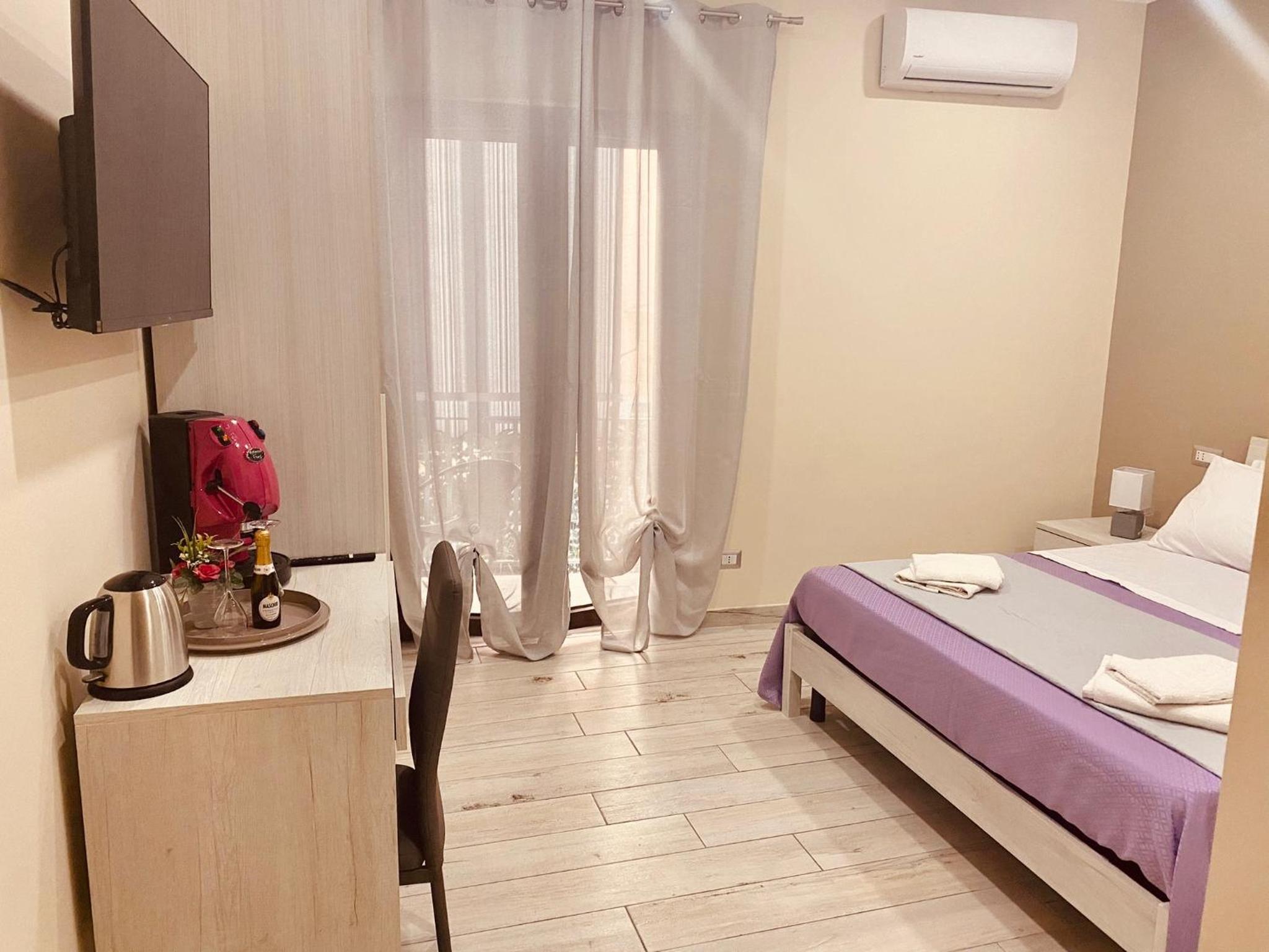 Double Room with Balcony - Photo 8